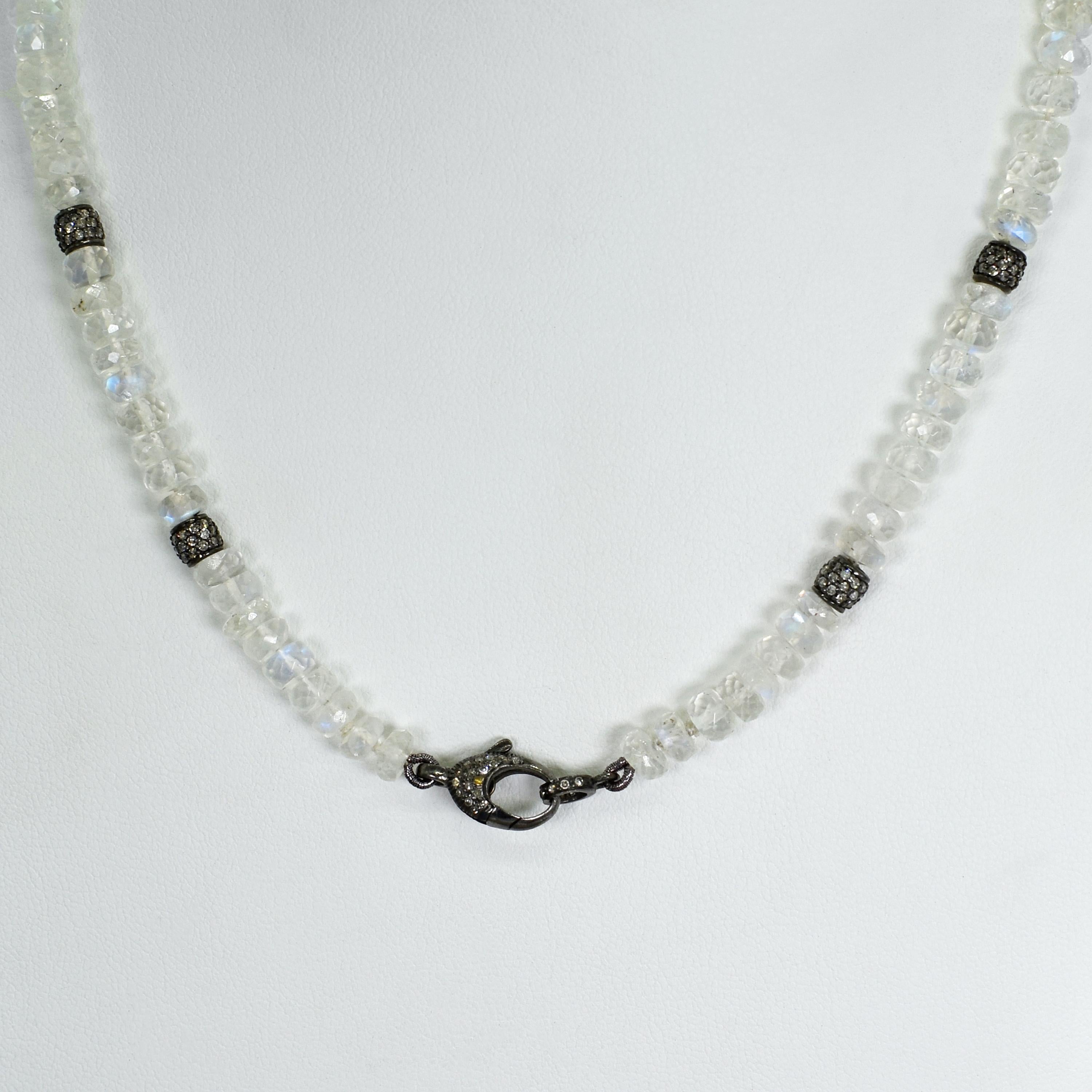 Contemporain Collier de perles en pierre de lune facettée et diamant pavé en vente