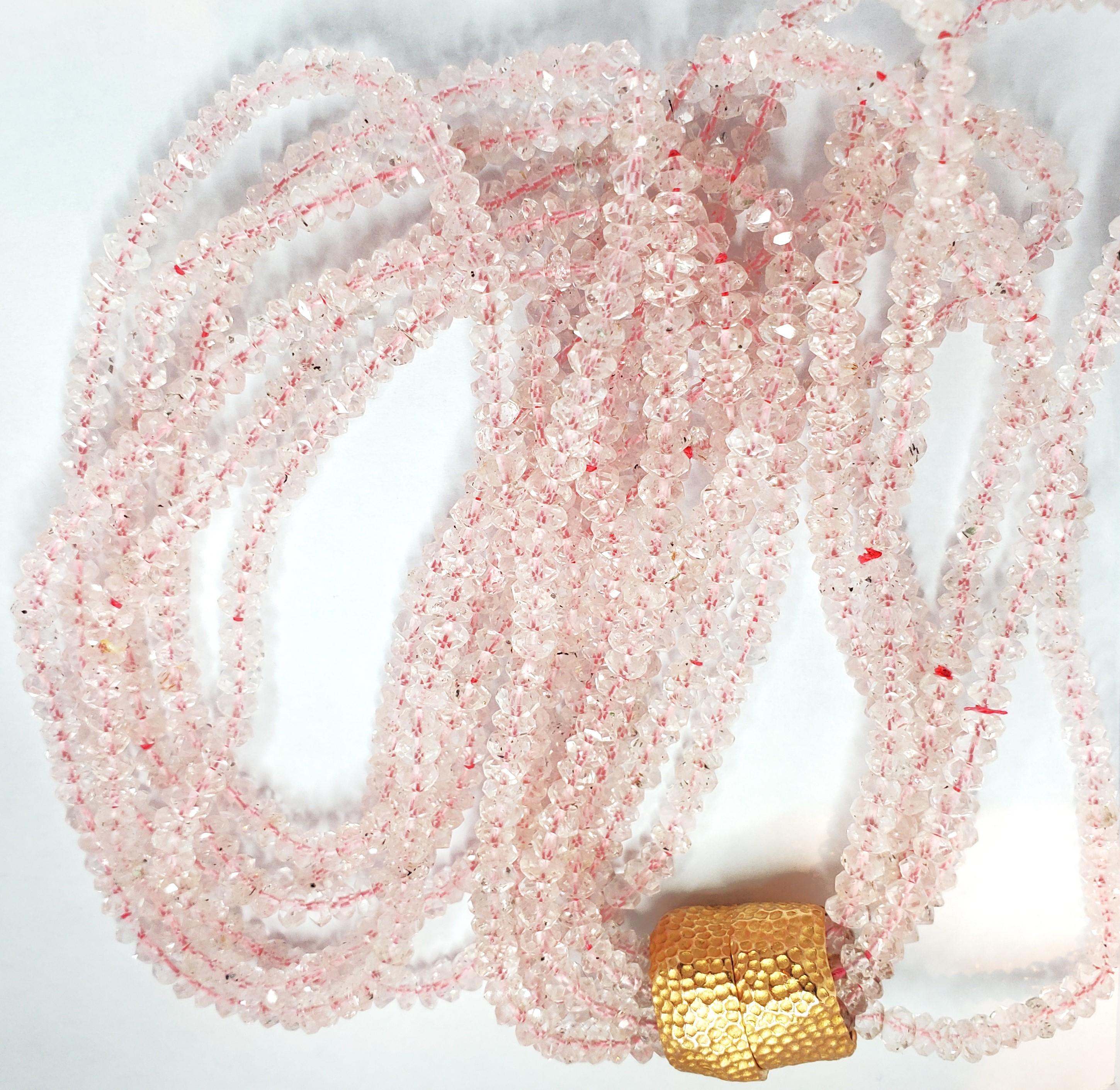 Die weichen und einladenden Stränge aus Morganitperlen, aus denen diese Halskette besteht, wecken Erinnerungen an Zuckerwatte und Sommertage. Die zarten rosafarbenen Perlen münden in einen gehämmerten Drehverschluss aus 18 Karat Roségold für ein