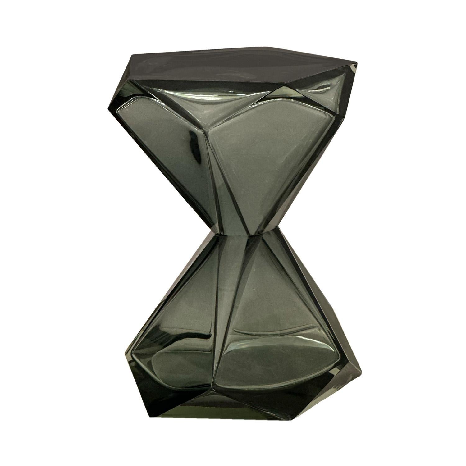 Realizzato a mano dai migliori vetrai di Murano, questo tavolino chic è l'ultima novità della nostra collezione di oggetti sfaccettati. Scultorea e funzionale, è l'aggiunta perfetta a qualsiasi spazio interno. Le due metà, che eseguono un delicato