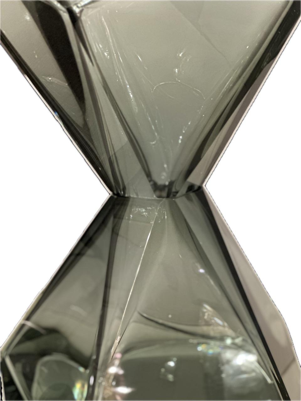 Fatto a mano Tavolo occasionale in vetro di Murano sfaccettato, grigio in vendita