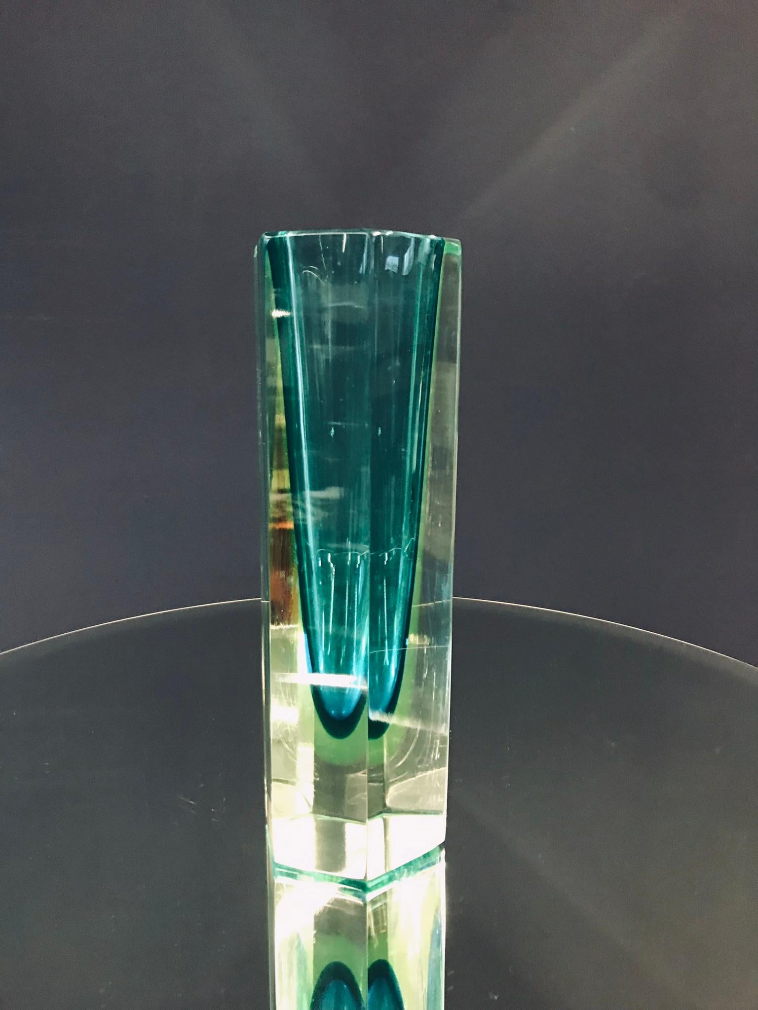 Precioso jarrón italiano de cristal artístico facetado verde de Murano. Hacia mediados o finales del siglo XX, Italia. Preciosa desde cualquier ángulo. 