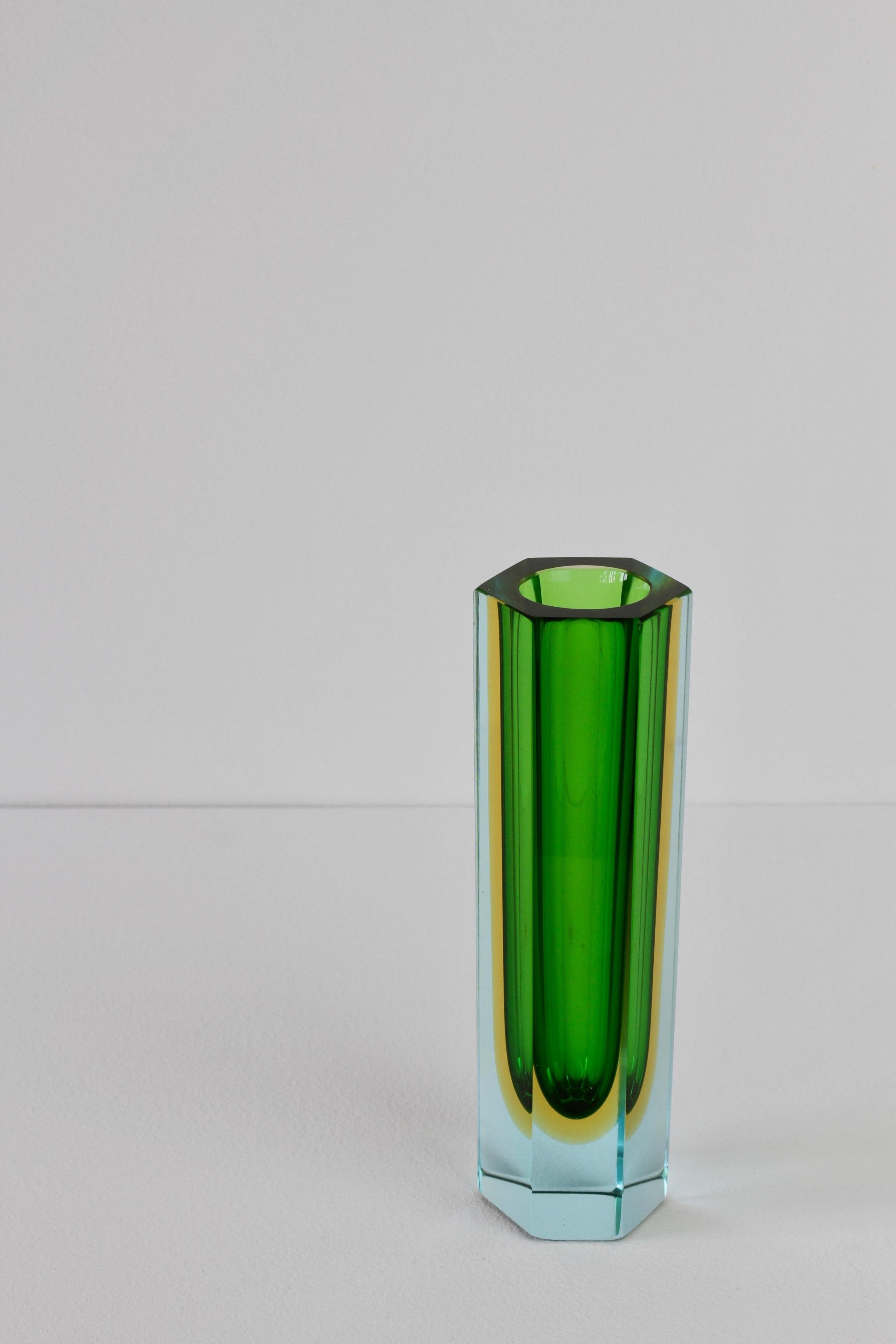 Mid-Century Modern Faceted Murano 'Sommerso' Glass Vase Attributed to Mandruzzato, circa 1960-1969