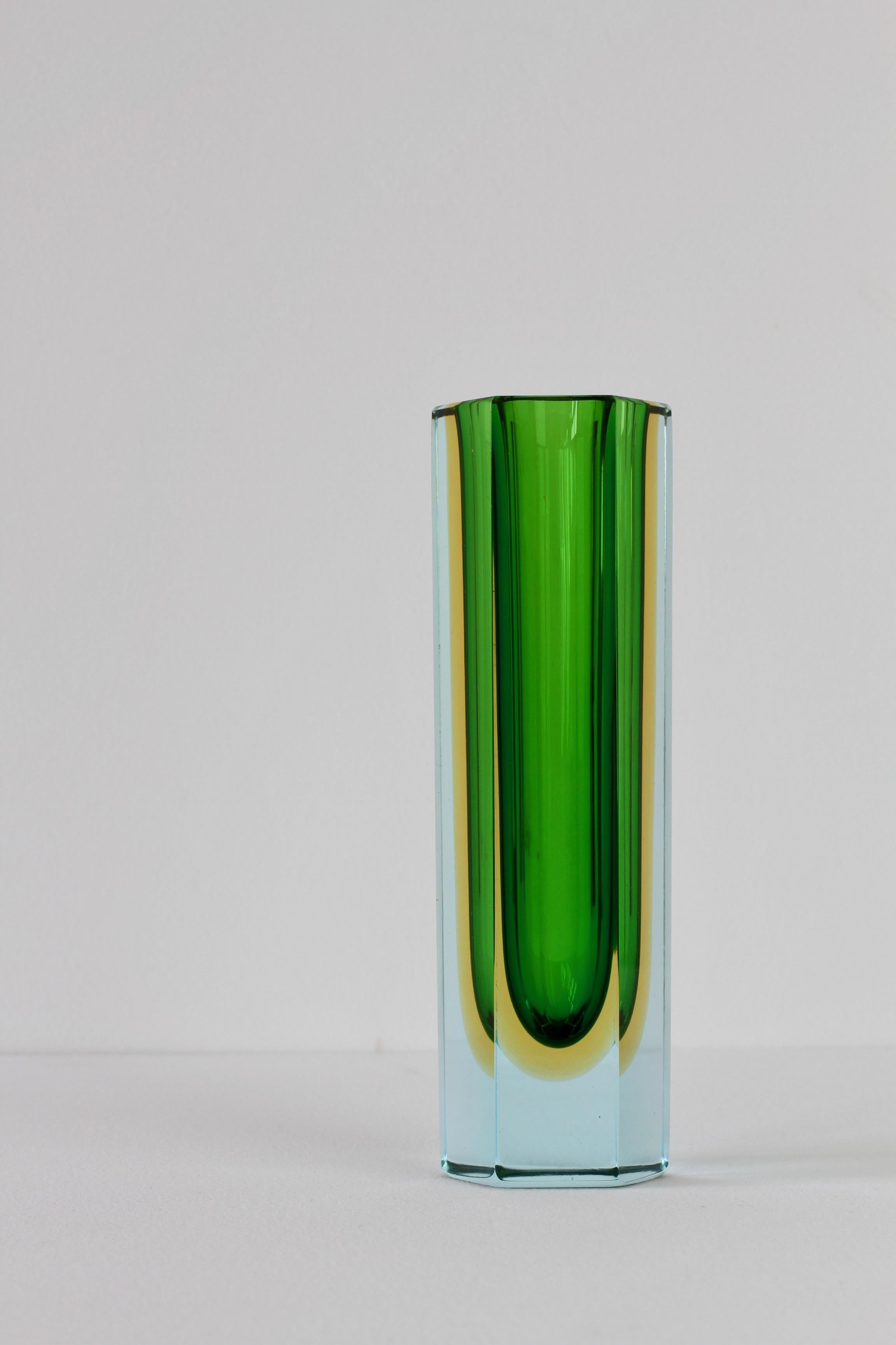 Faceted Murano 'Sommerso' Glass Vase Attributed to Mandruzzato, circa 1960-1969 In Good Condition In Landau an der Isar, Bayern