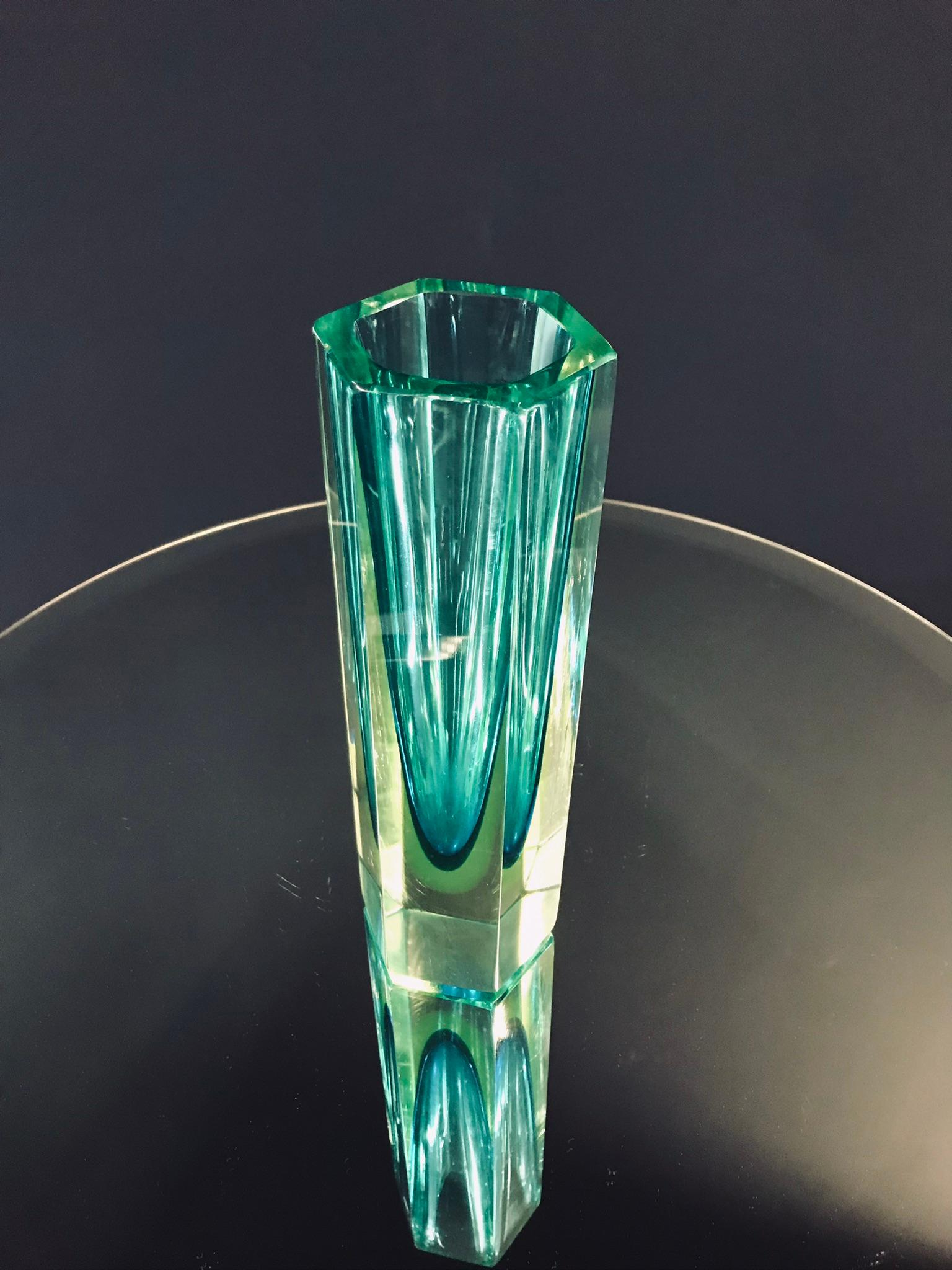 Hand-Crafted Faceted Murano 'Sommerso' Glass Vase Attributed to Mandruzzato, circa 1960-1969 For Sale