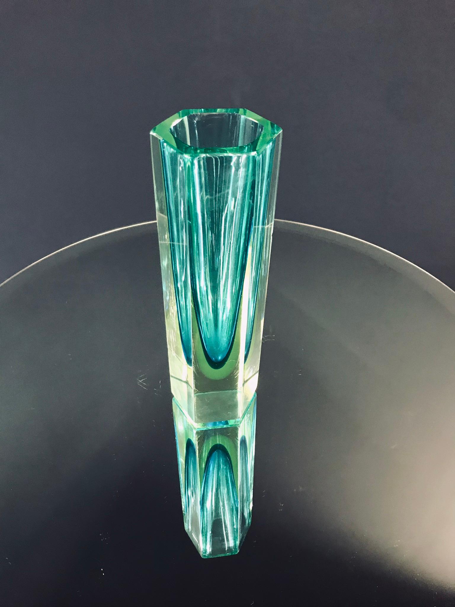 Faceted Murano 'Sommerso' Glass Vase Attributed to Mandruzzato, circa 1960-1969 In Fair Condition For Sale In Munich, DE