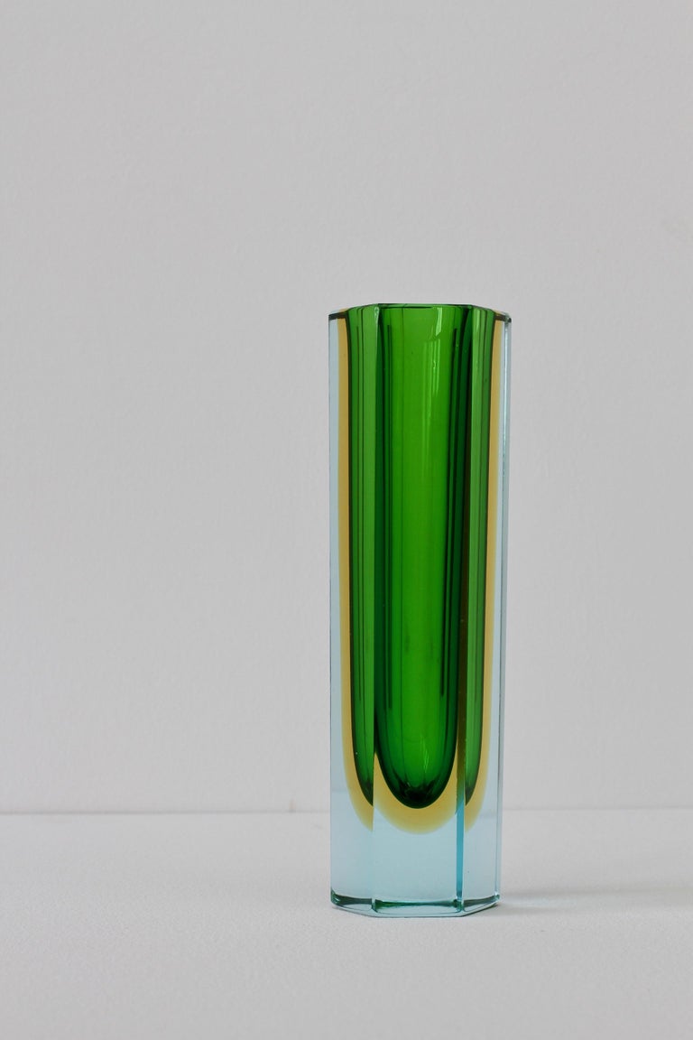 Faceted Murano 'Sommerso' Glass Vase Attributed to Mandruzzato, circa 1960-1969 For Sale 2
