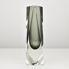 Jarrón de Murano Facetado Sommerso Gris y Transparente Bloque Flavio Poli Mandruzzato