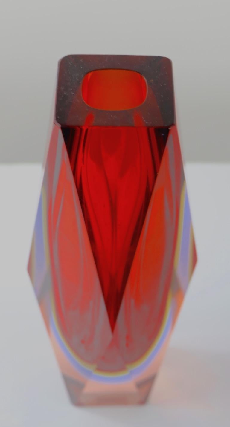 Chic architectural art glass vase from Murano by Mandruzzato exhibiting the Sommerso technique. This example is in perfect condition, free of damage.