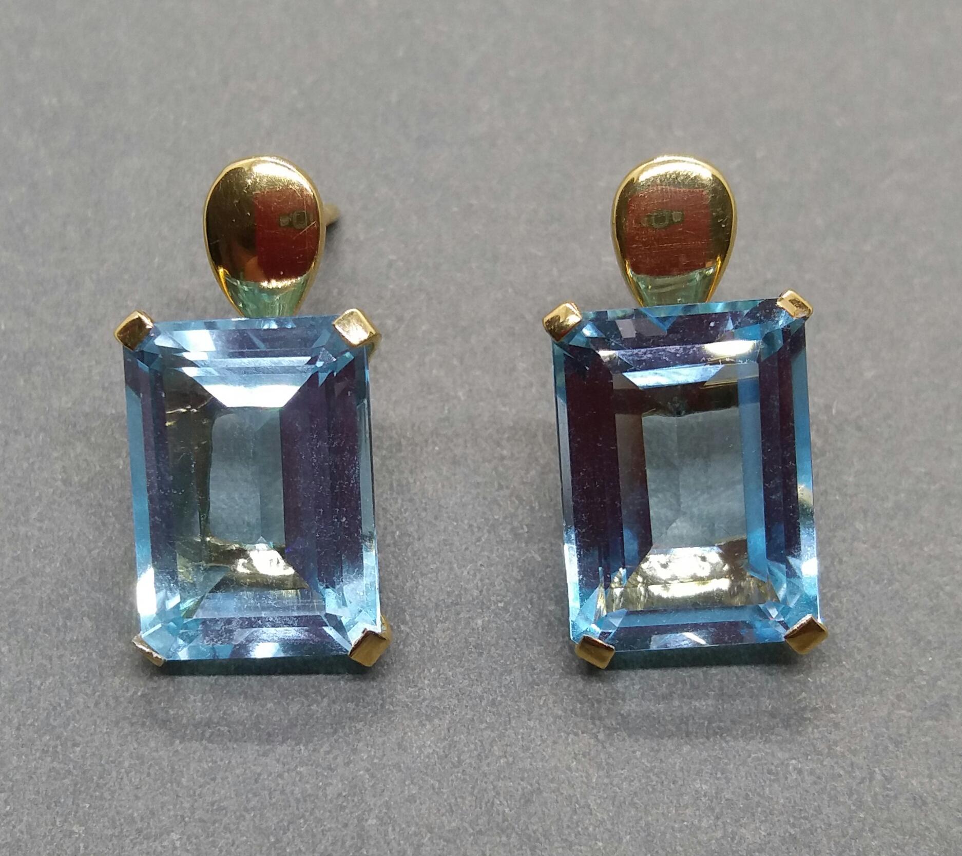 Taille octogone Clous d'oreilles en or jaune 14 carats avec topaze bleue de forme octogonale facettée en vente