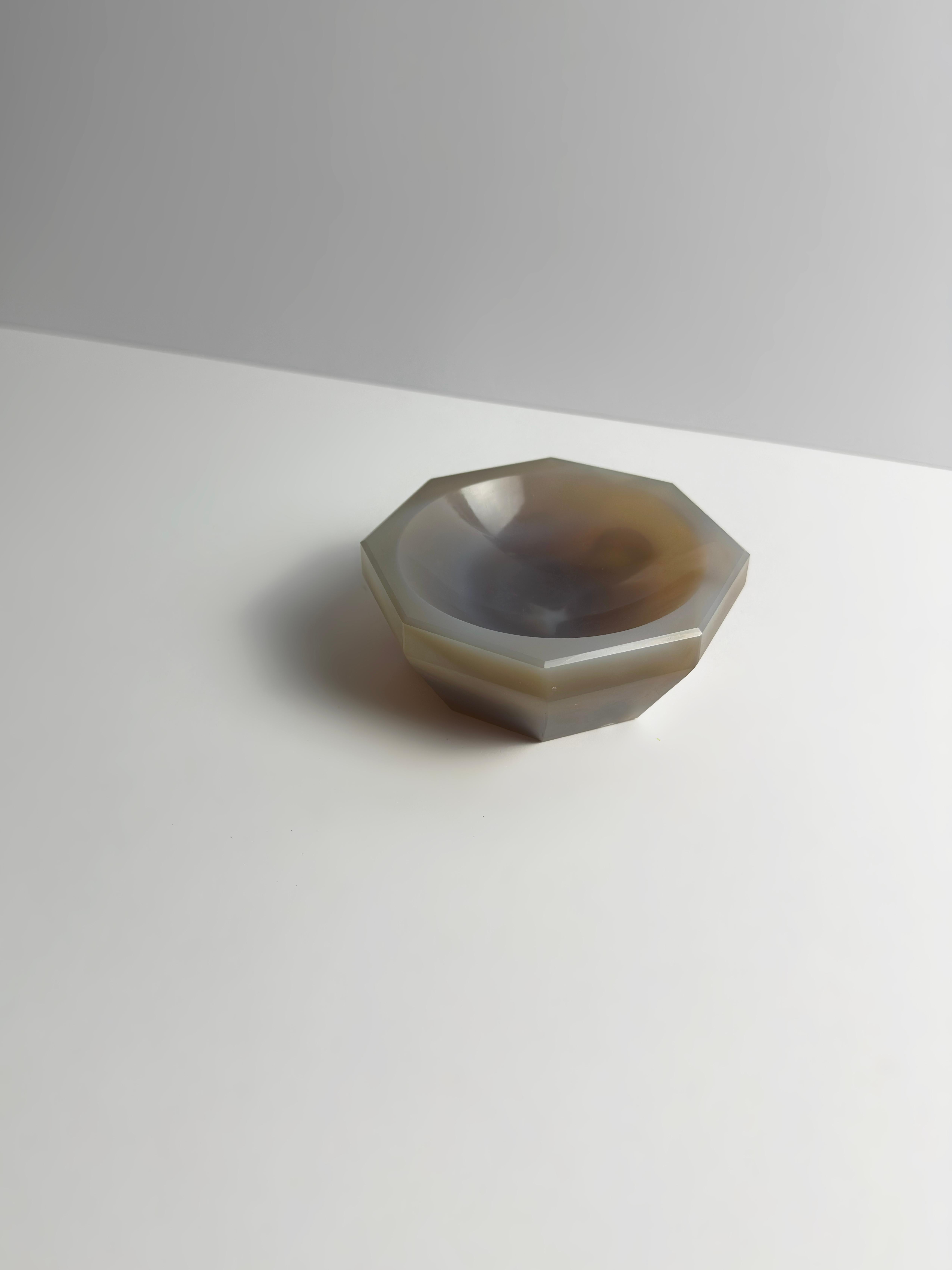 Cuenco octogonal facetado en ágata de Botsuana gris y marrón, años 60 Moderno de mediados de siglo en venta