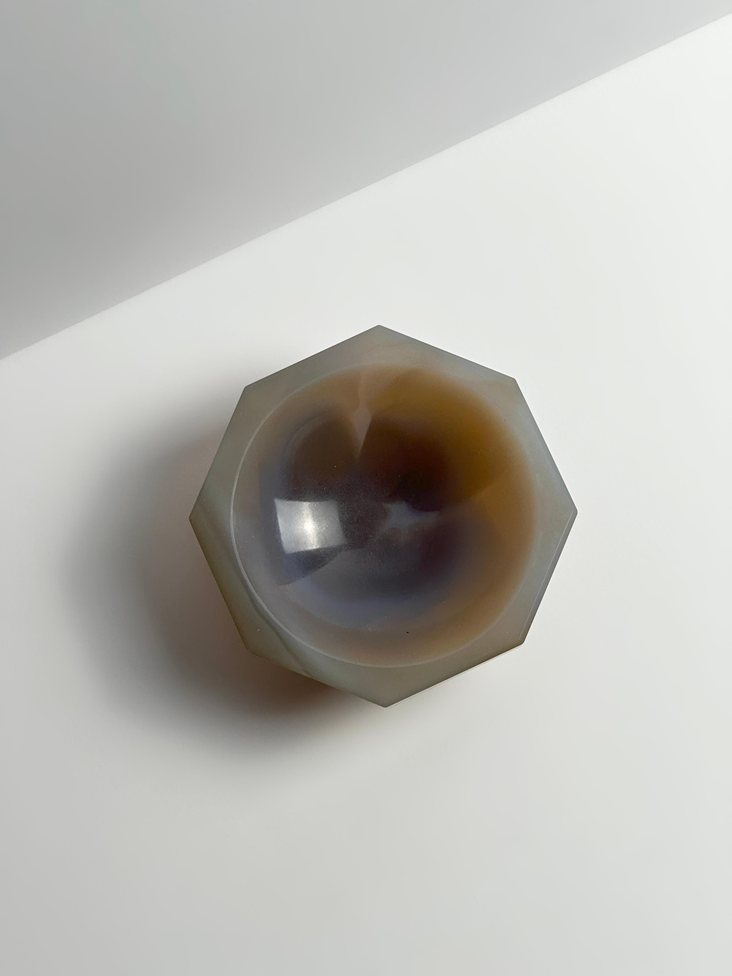 Cuenco octogonal facetado en ágata de Botsuana gris y marrón, años 60 Botsuano en venta