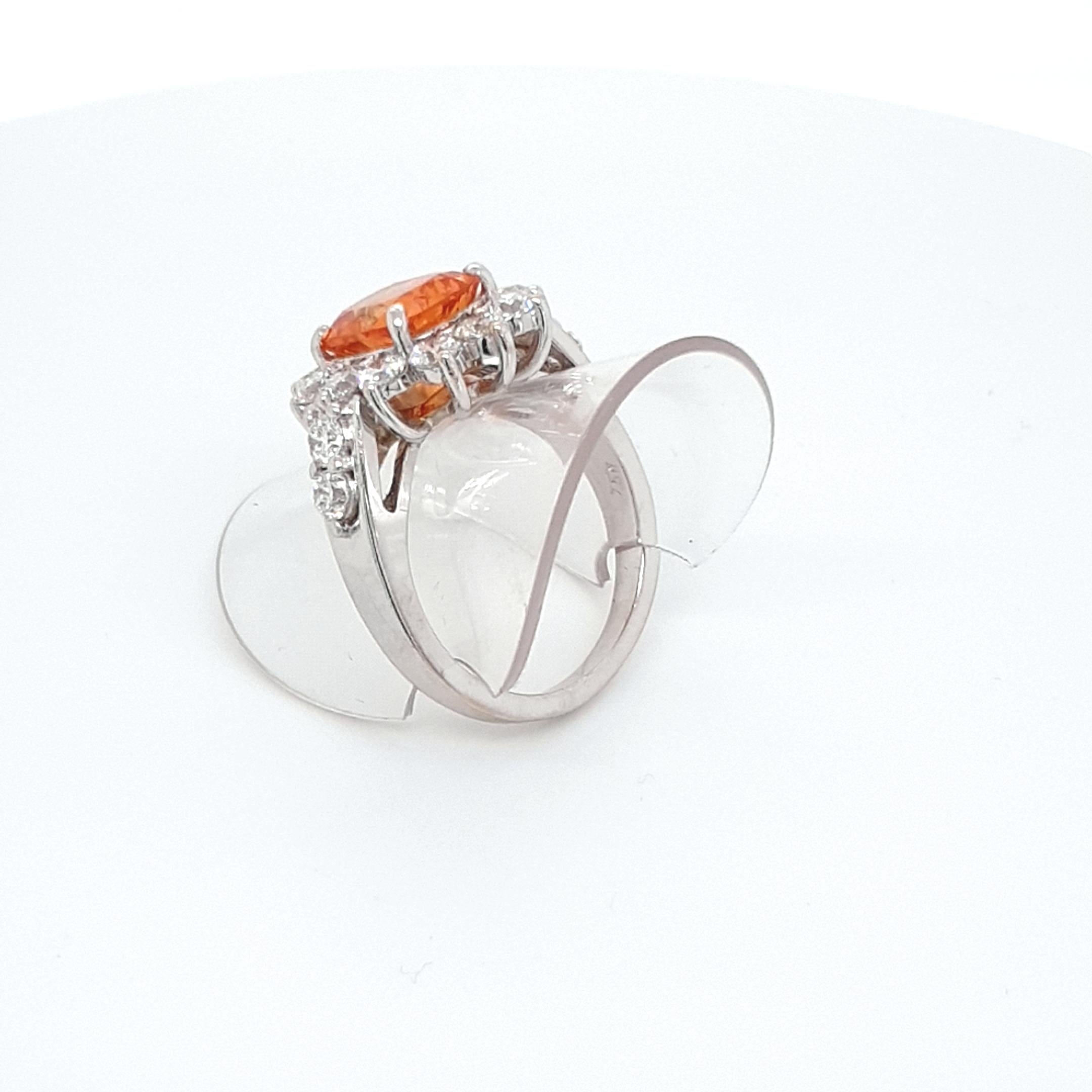 Faceted Orange Mandarine Garnet Ring with 18 Carat White Gold and Diamonds In Excellent Condition For Sale In Kirschweiler, DE