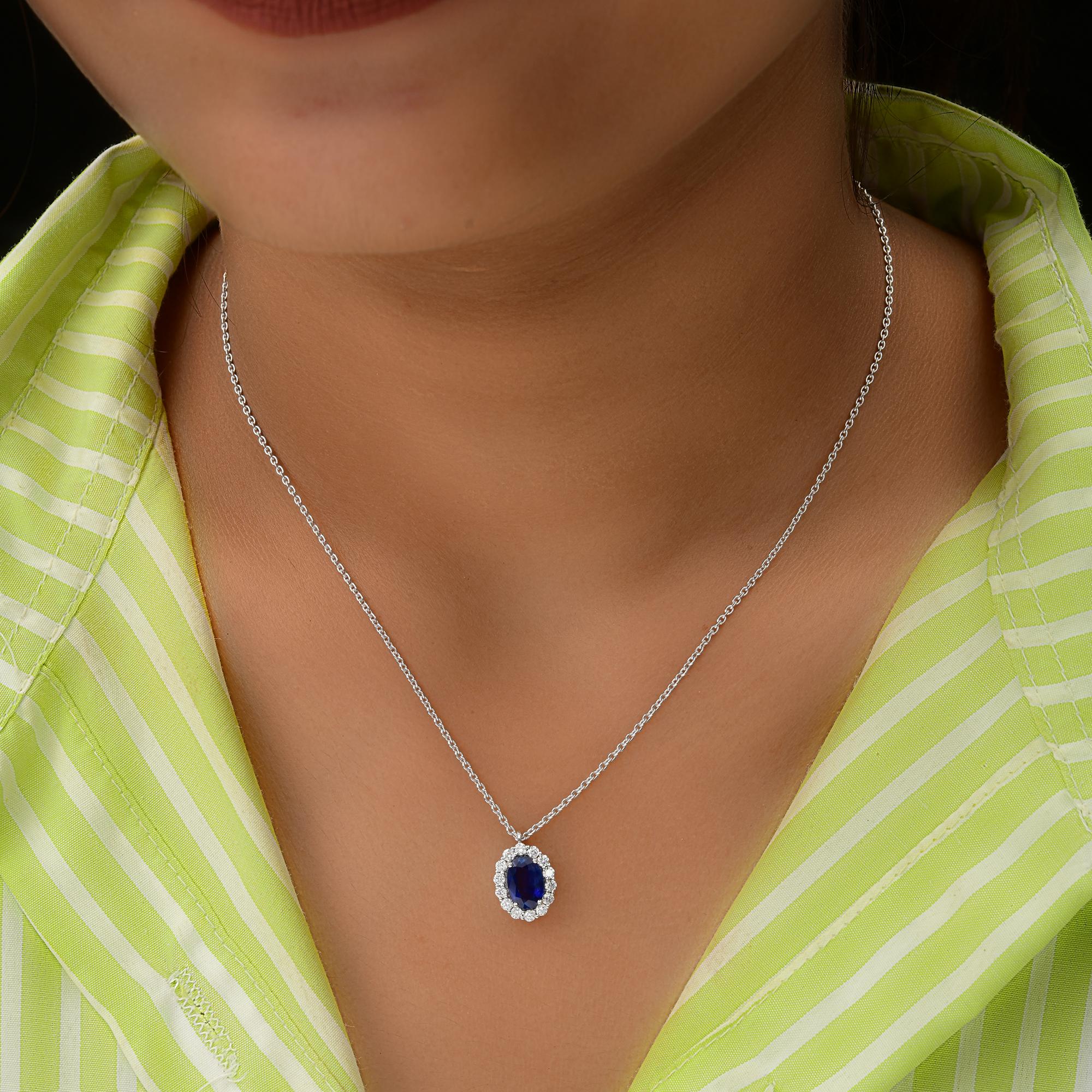 Collier à pendentifs en or blanc 14k avec saphir bleu ovale facetté et diamant en halo
Cette pièce à couper le souffle présente un saphir bleu de taille ovale au centre, entouré d'un halo de diamants, ce qui en fait un délicat pendentif en saphir