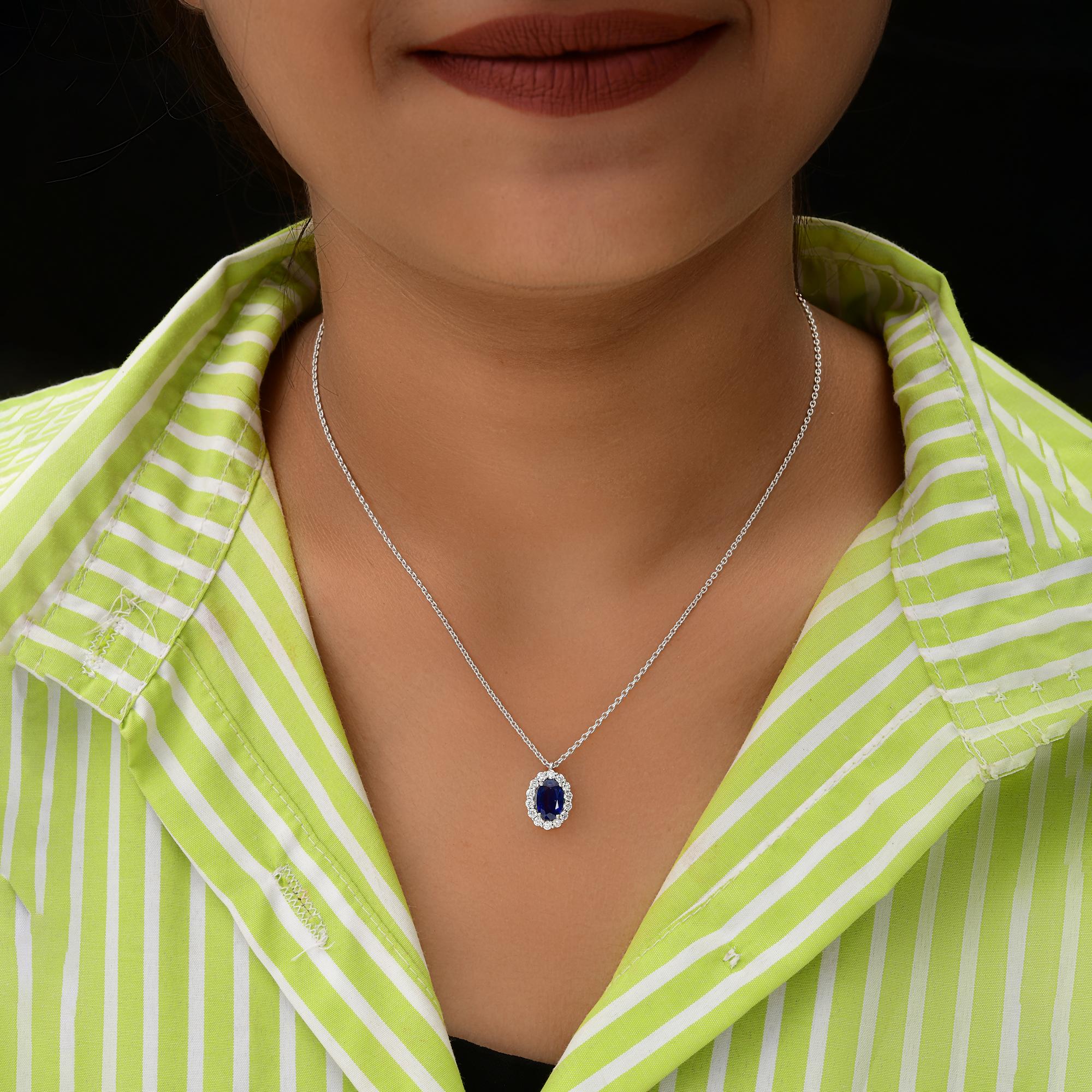 Taille ovale Collier à pendentifs en or blanc 14k avec saphir bleu ovale facetté et diamant en forme de halo en vente