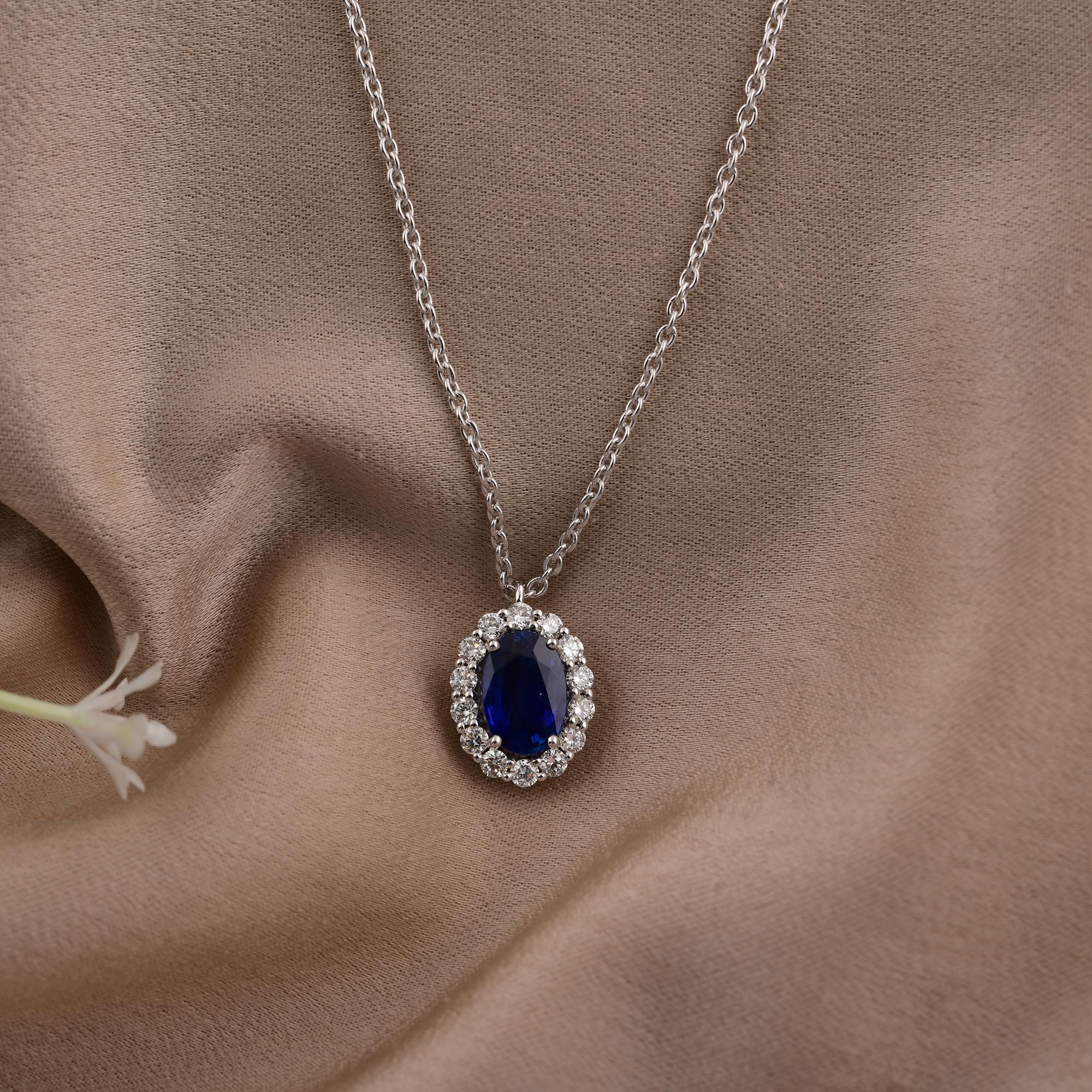 Collier à pendentifs en or blanc 14k avec saphir bleu ovale facetté et diamant en forme de halo Neuf - En vente à Diera, Dubai
