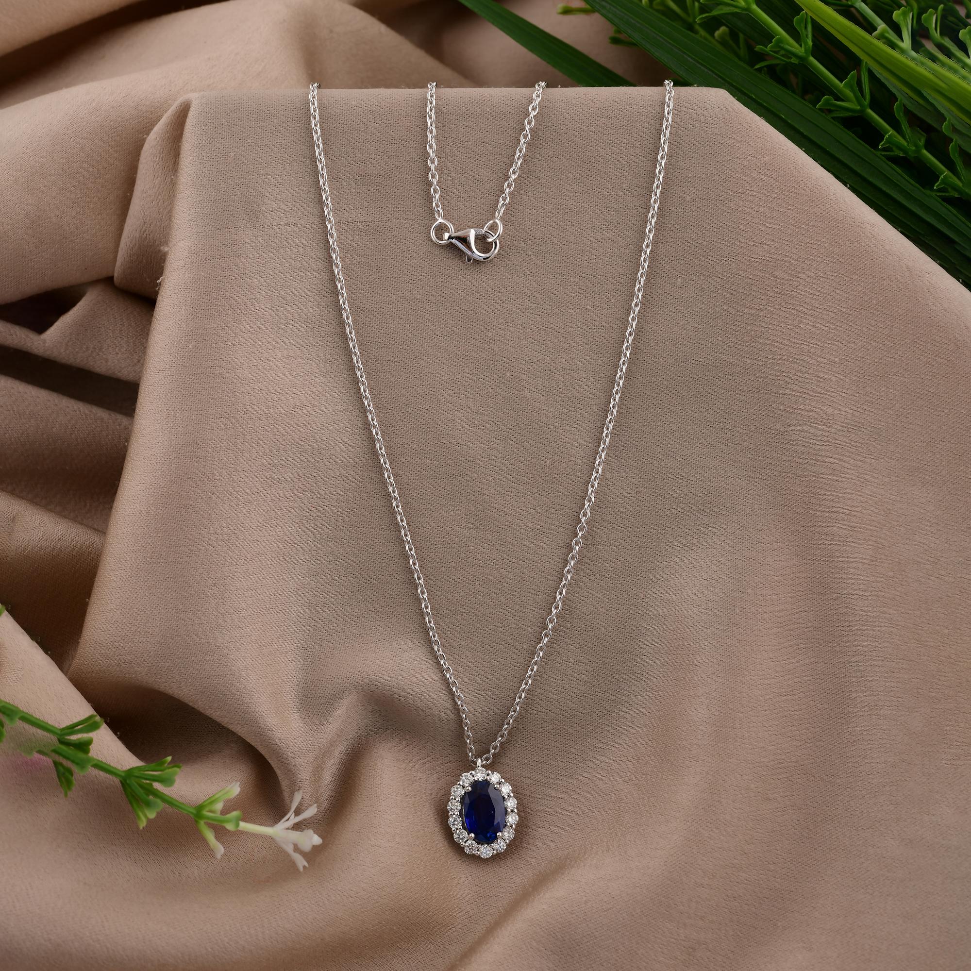 Collier à pendentifs en or blanc 14k avec saphir bleu ovale facetté et diamant en forme de halo Pour femmes en vente