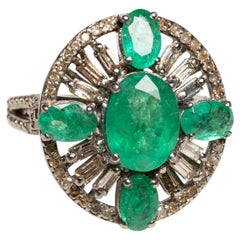 Bague de cocktail ovale à émeraude facettée, sertie de diamants taille baguette