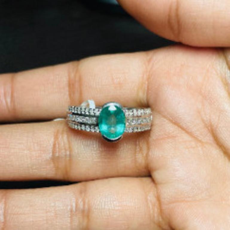 En vente :  Bague de fiançailles en argent pour elle : émeraude ovale facettée et diamant 6