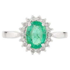 Anello di fidanzamento aureolato con diamante smeraldo ovale sfaccettato in oro bianco massiccio 18k