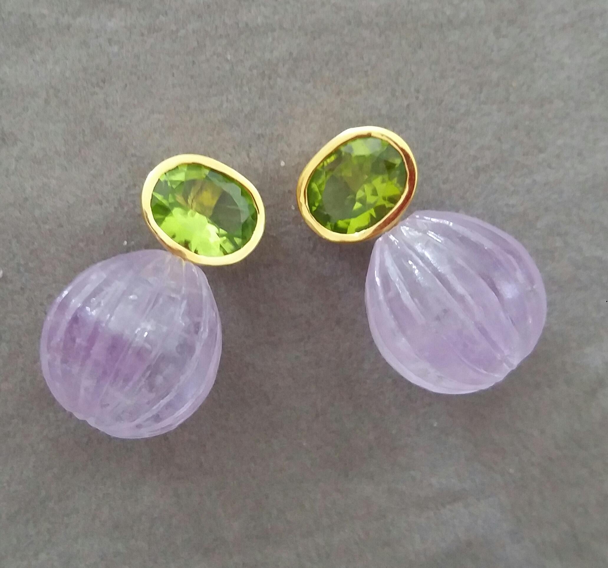 Facettierter ovaler Peridot Amethyst geschnitzte runde Tropfen 14 Karat Gelbgold Ohrringe (Gemischter Schliff) im Angebot