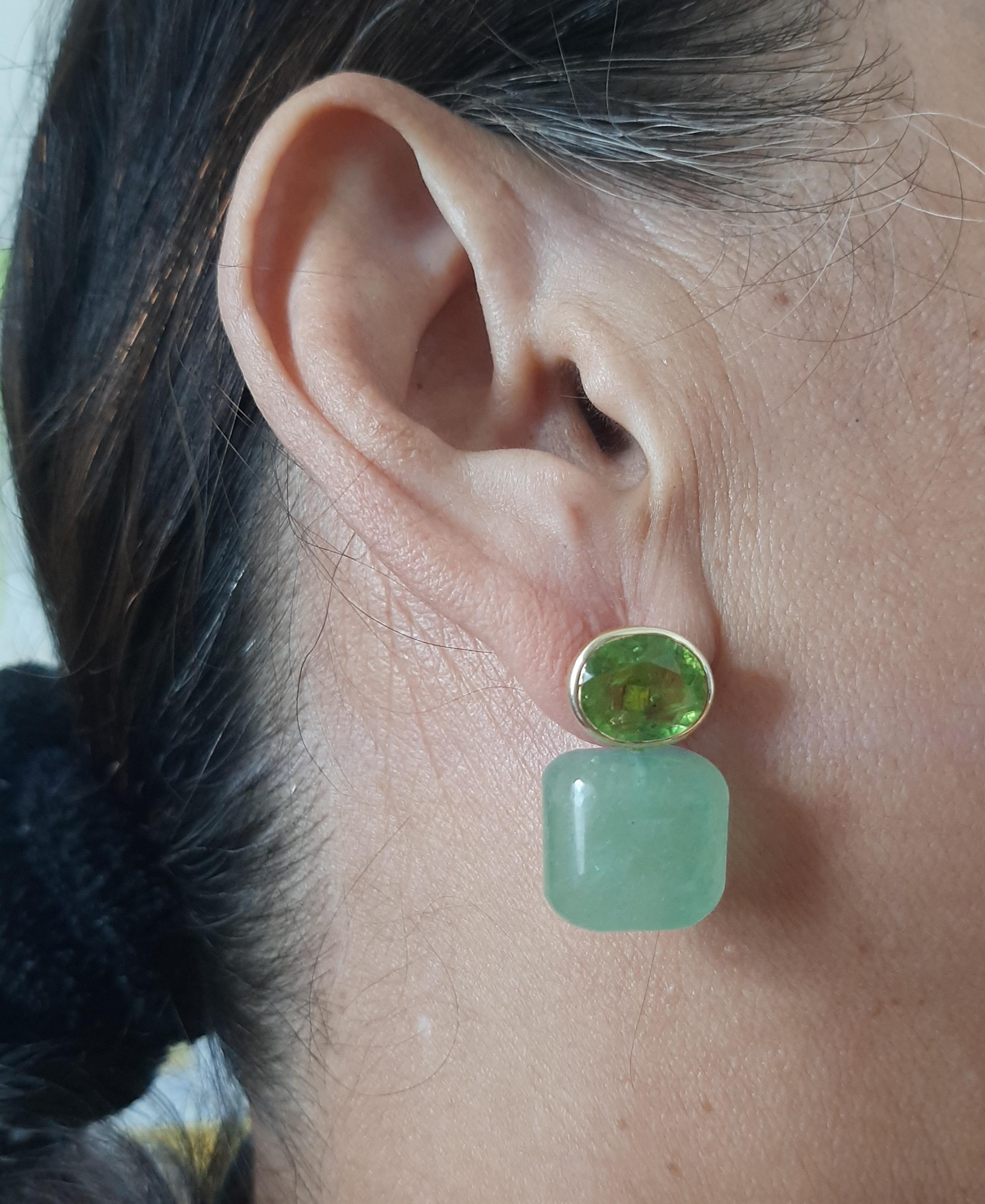 Orecchini semplici ed eleganti con un paio di Peridot ovali sfaccettati di 10 x 12 mm incastonati in oro giallo massiccio 14 kt sulla parte superiore e 2 avventurine verdi a forma di cuscino di 15 x 15 mm.

Nel 1978 il nostro laboratorio ha iniziato