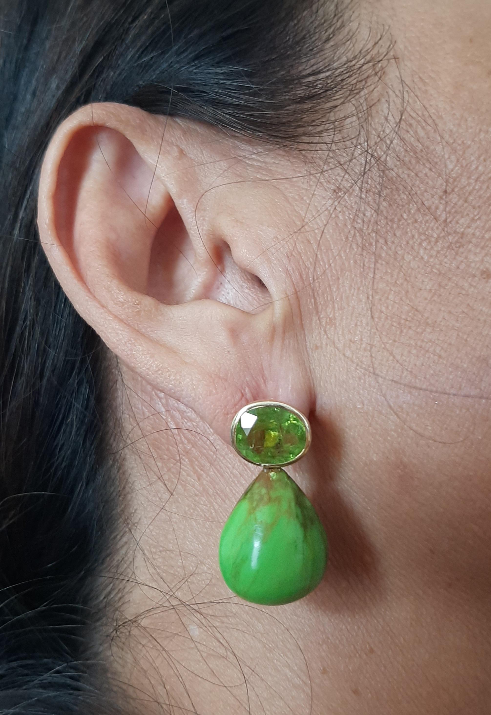 Boucles d'oreilles simples et chics avec une paire de péridots ovales à facettes de 10 x 12 mm sertis en or jaune massif 14 carats sur le dessus et 2 turquoises vertes rondes de 10 x 12 mm serties en or jaune massif 14 carats sur le dessus et 2
