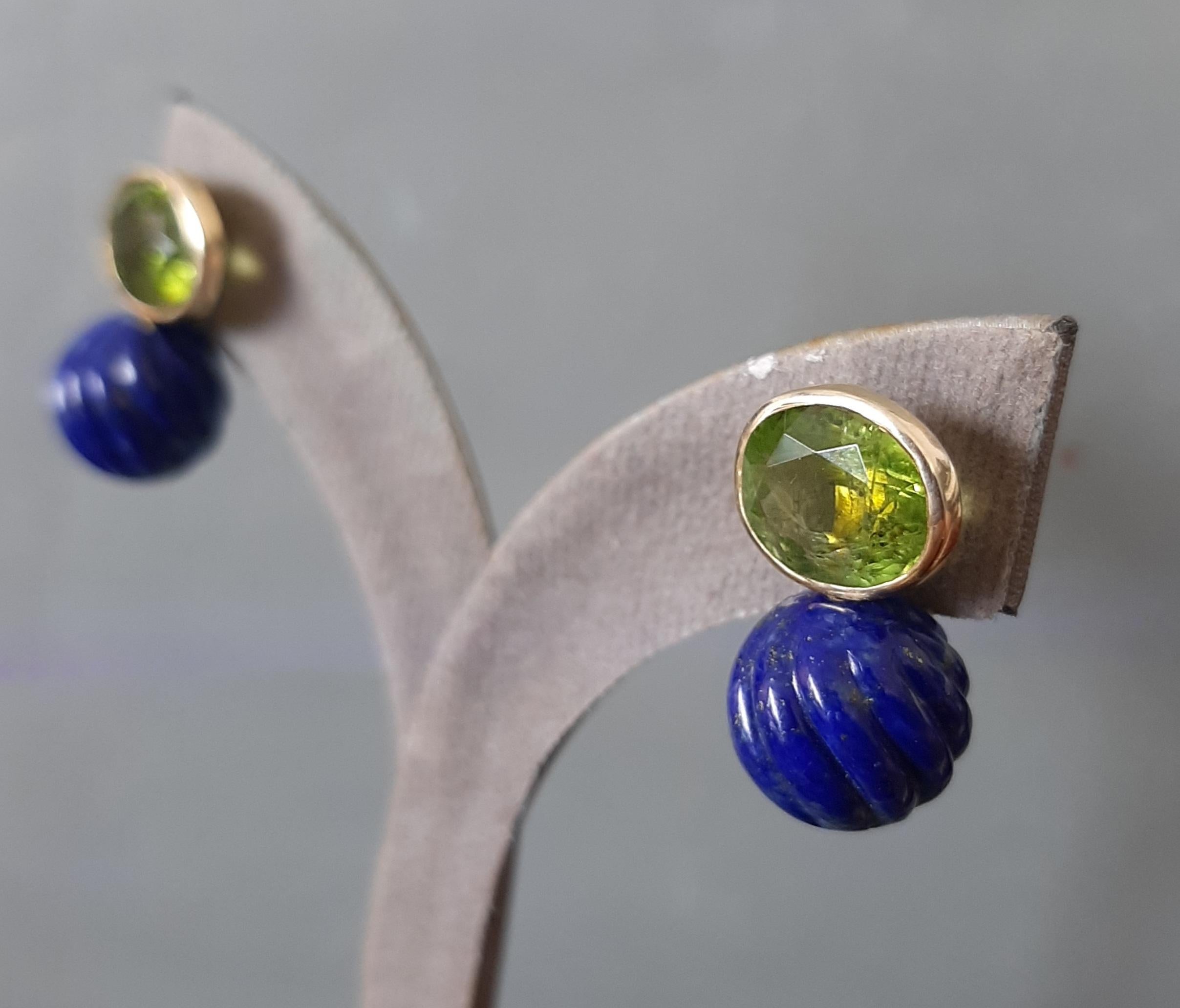 Artisan Faceted Oval  Peridot  LapisLazuli Round Carved Beads 14 Karat Solid Yellow Gold For Sale