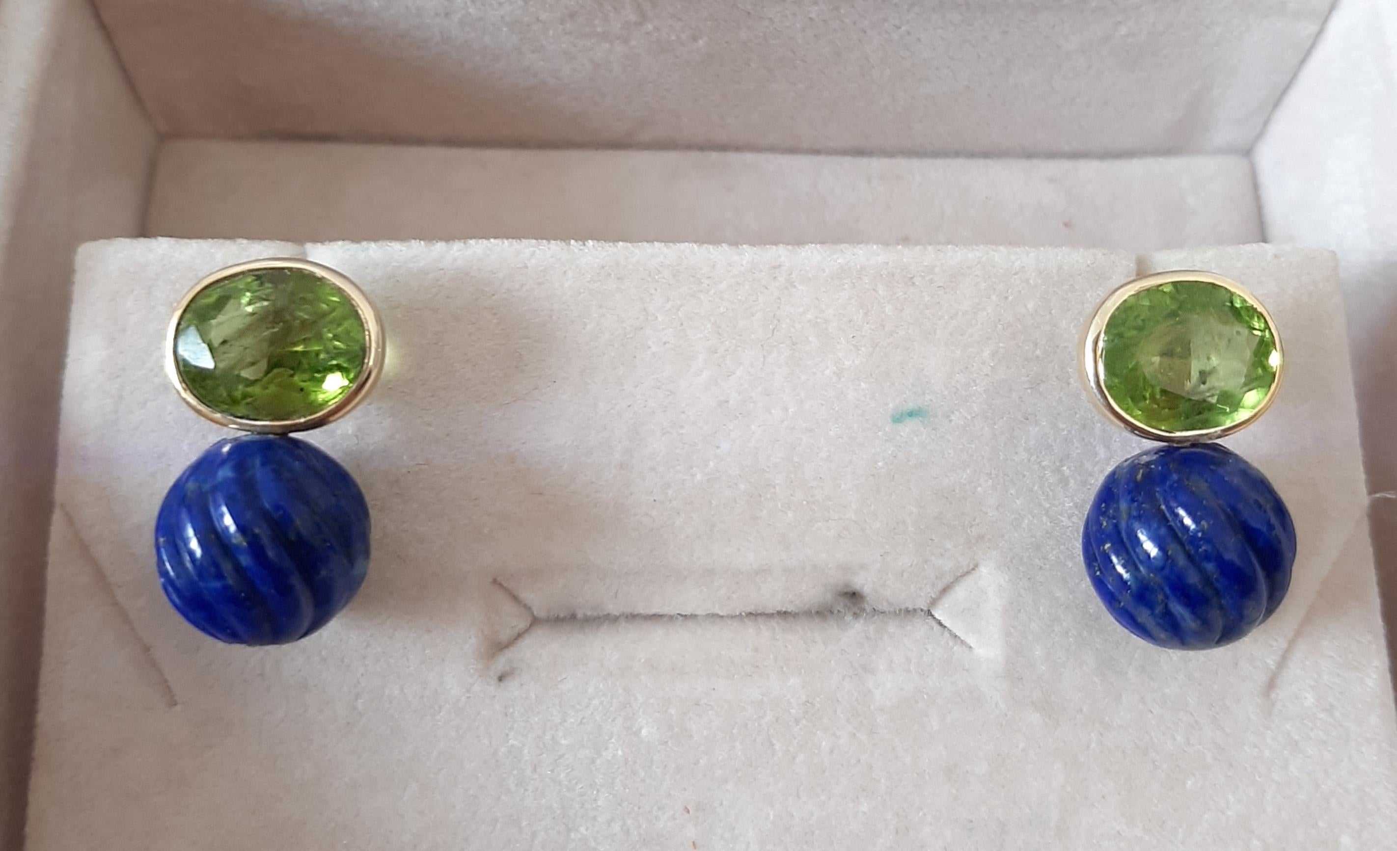 Women's Faceted Oval  Peridot  LapisLazuli Round Carved Beads 14 Karat Solid Yellow Gold For Sale