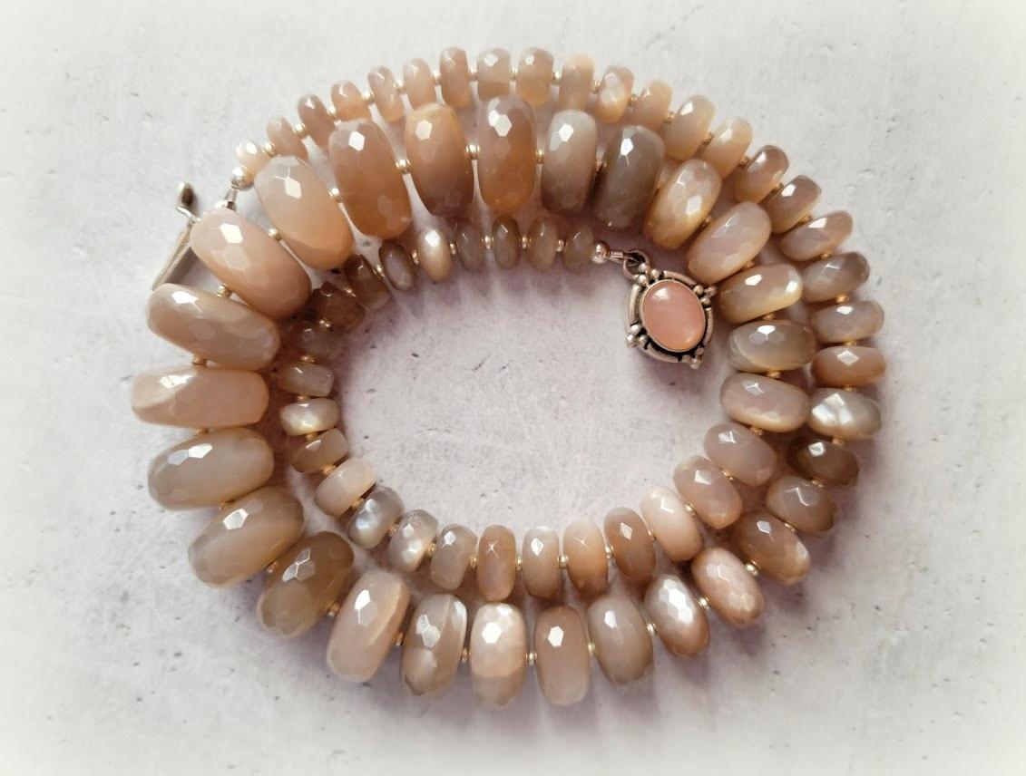 The length of the necklace is 21 inches (53.5 cm). The size of the faceted rondelle beads varies from 7.5 mm to 17.5 mm. The moonstone beads are high-quality AAA. Peach Moonstone is mined in the Himalayas.
Beads have a delightfully soft, gentle,