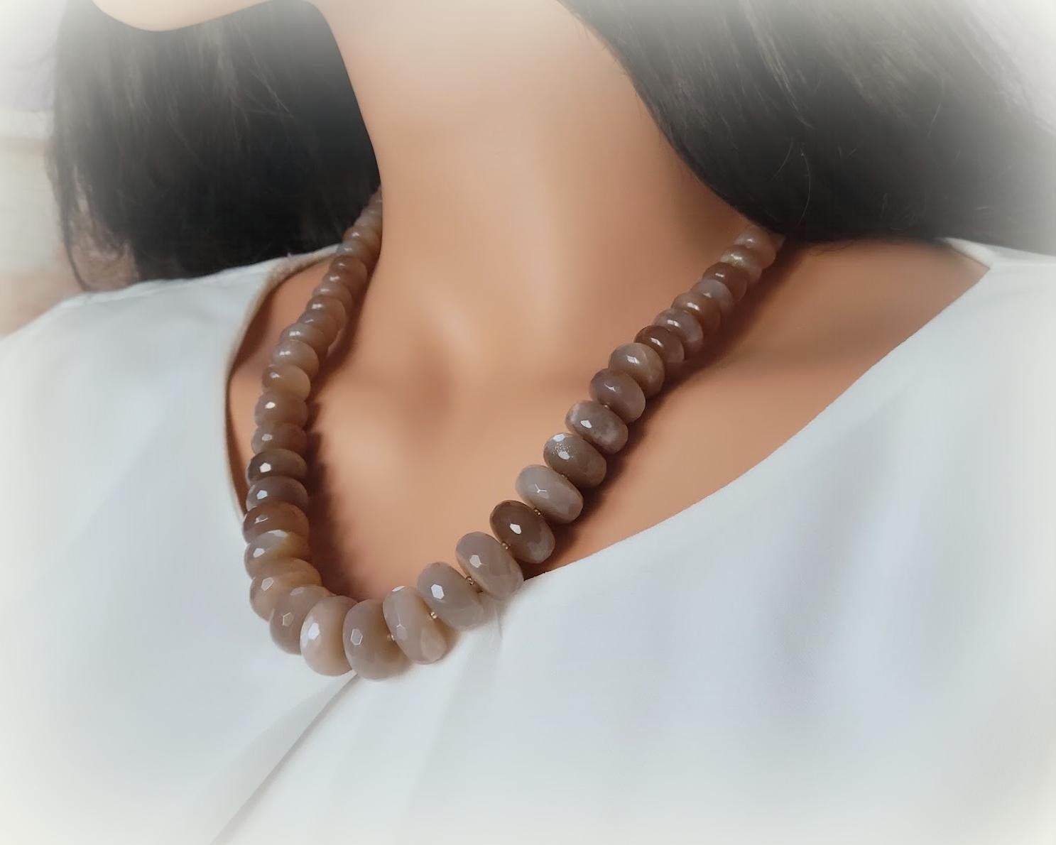 Facettierte Pfirsich-Mondstein-Halskette (Perle) im Angebot