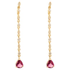 Pendientes largos colgantes de oro amarillo de 18 quilates con diamantes y rubíes facetados talla pera