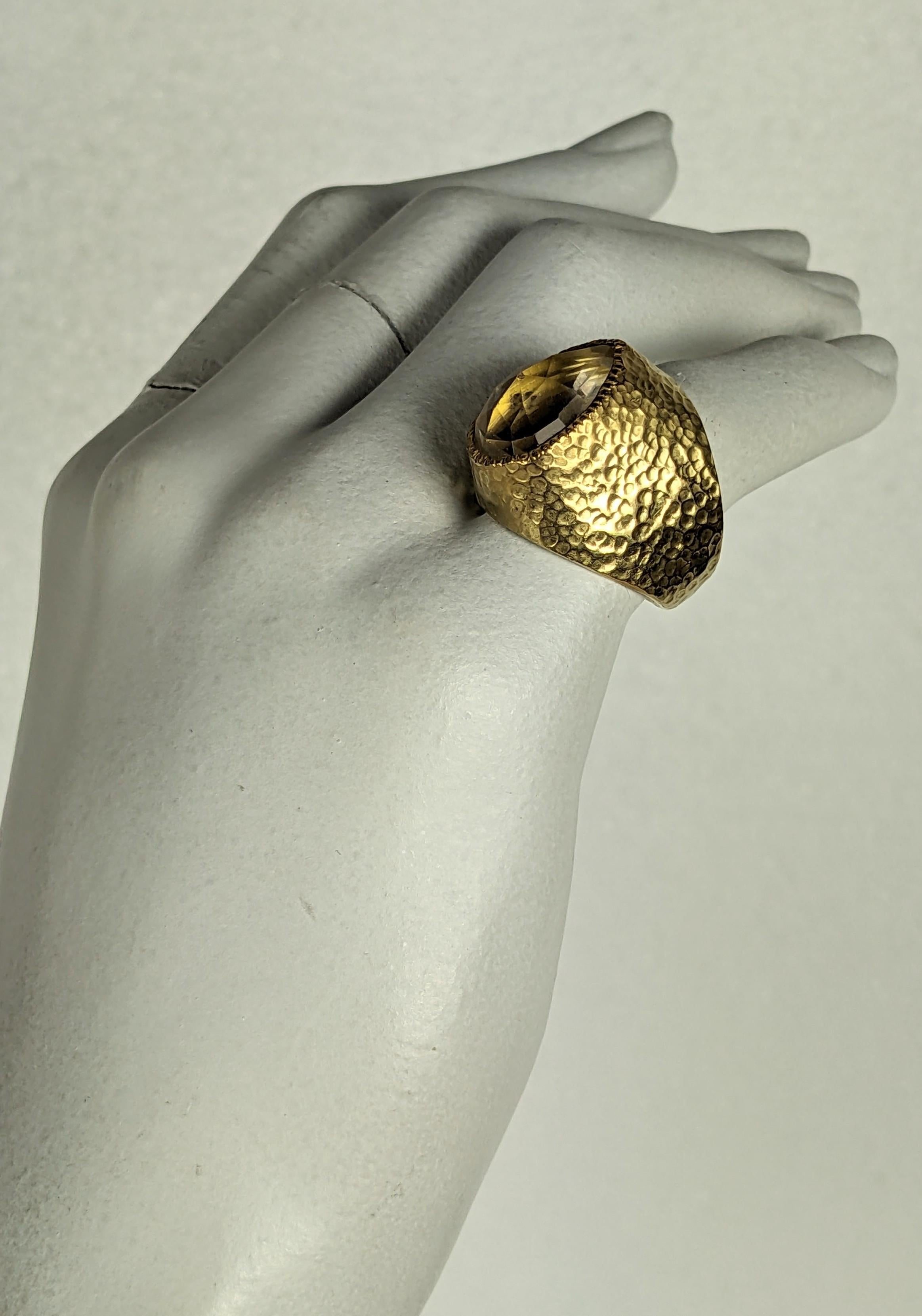 Cocktailring mit facettiertem Birnen-Bergkristall in Gold gehämmert im Angebot 4