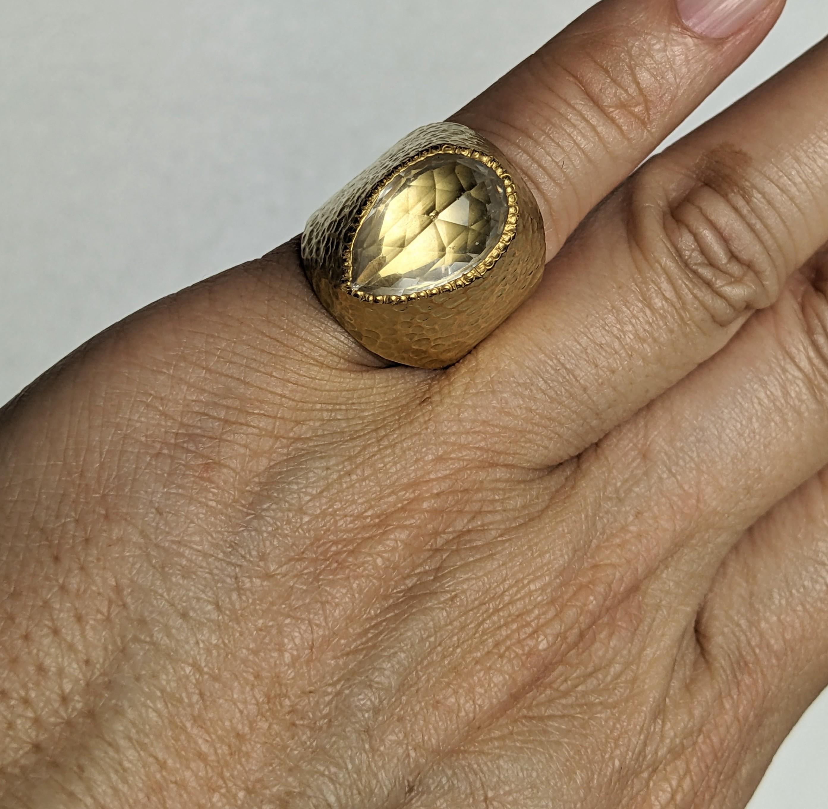 Cocktailring mit facettiertem Birnen-Bergkristall in Gold gehämmert im Angebot 6