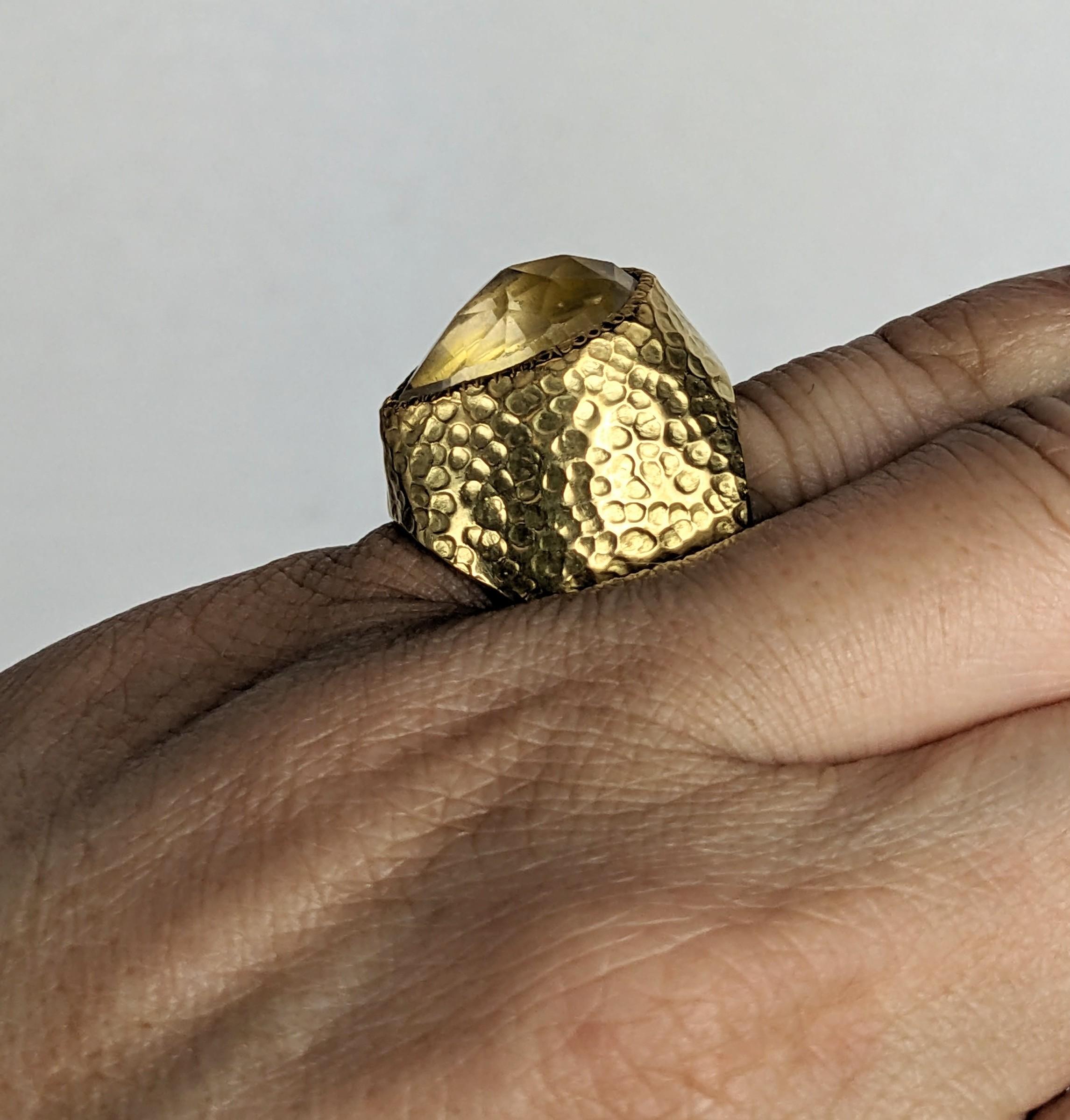 Cocktailring mit facettiertem Birnen-Bergkristall in Gold gehämmert im Angebot 7