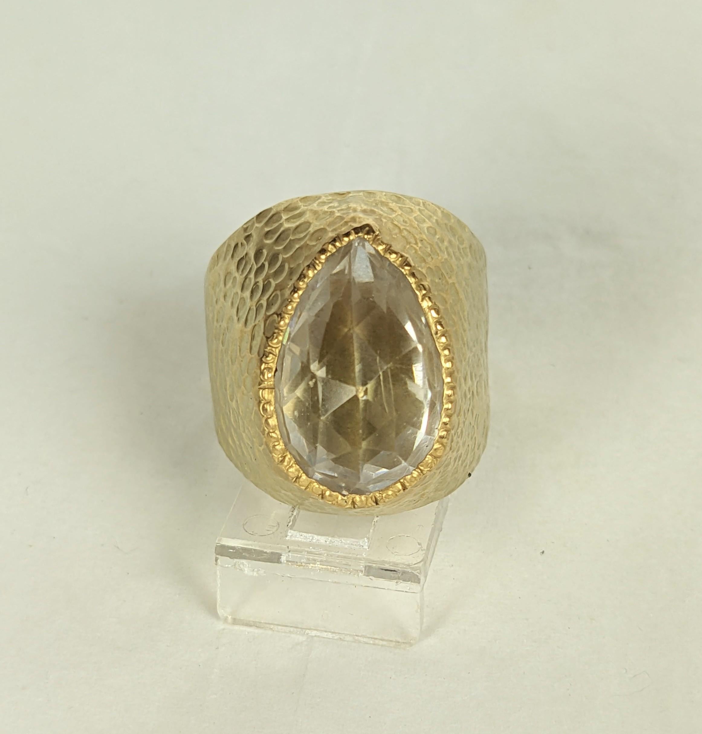 Schöner Cocktailring aus den 1990er Jahren mit facettiertem Bergkristall in Gold gehämmert. In einer schweren 18-karätigen Goldfassung mit einem birnenförmigen Bergkristall im Rosenschliff und einer Lünette. Der Stein leuchtet von innen heraus und