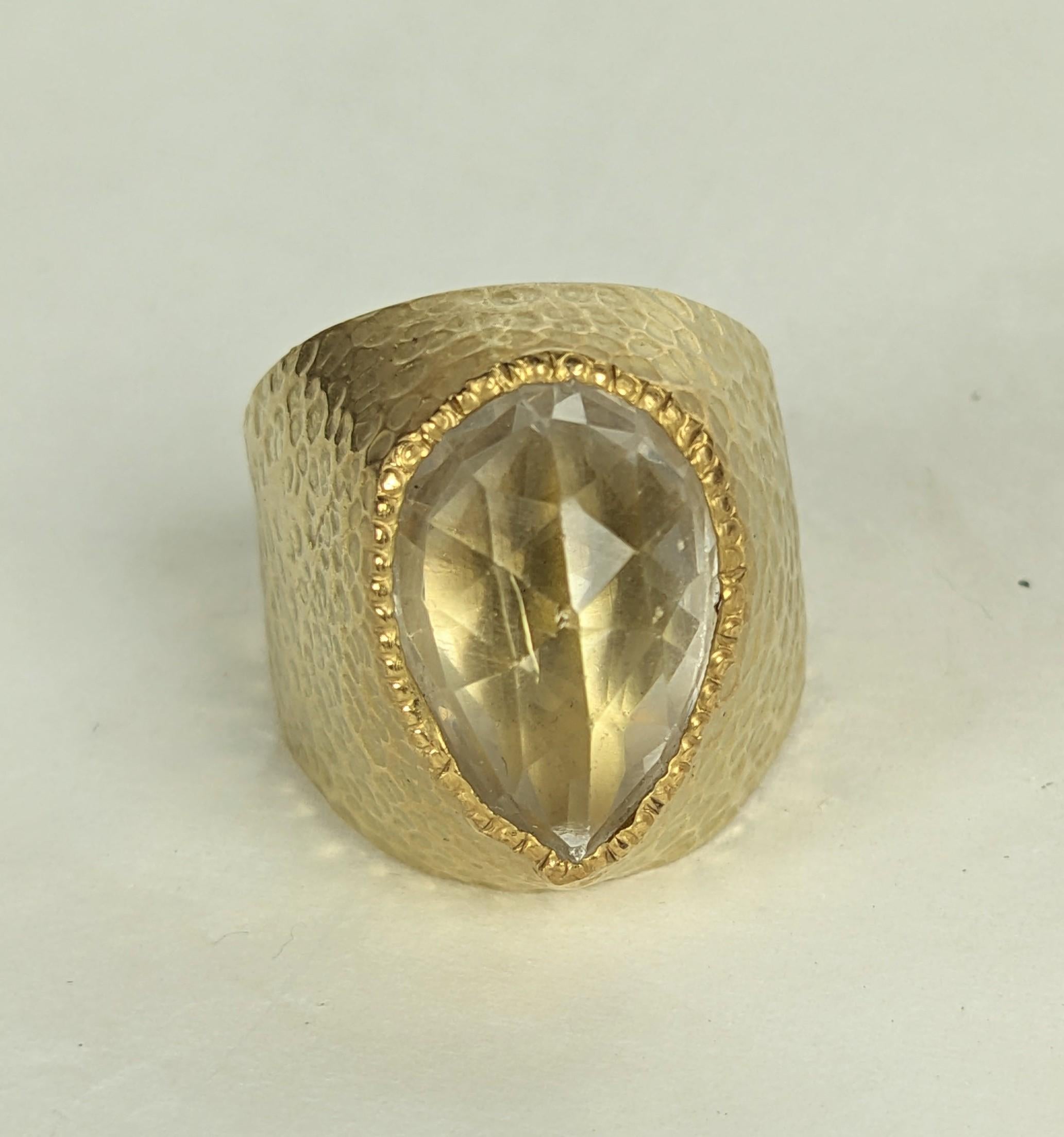 Cocktailring mit facettiertem Birnen-Bergkristall in Gold gehämmert (Kunsthandwerker*in) im Angebot