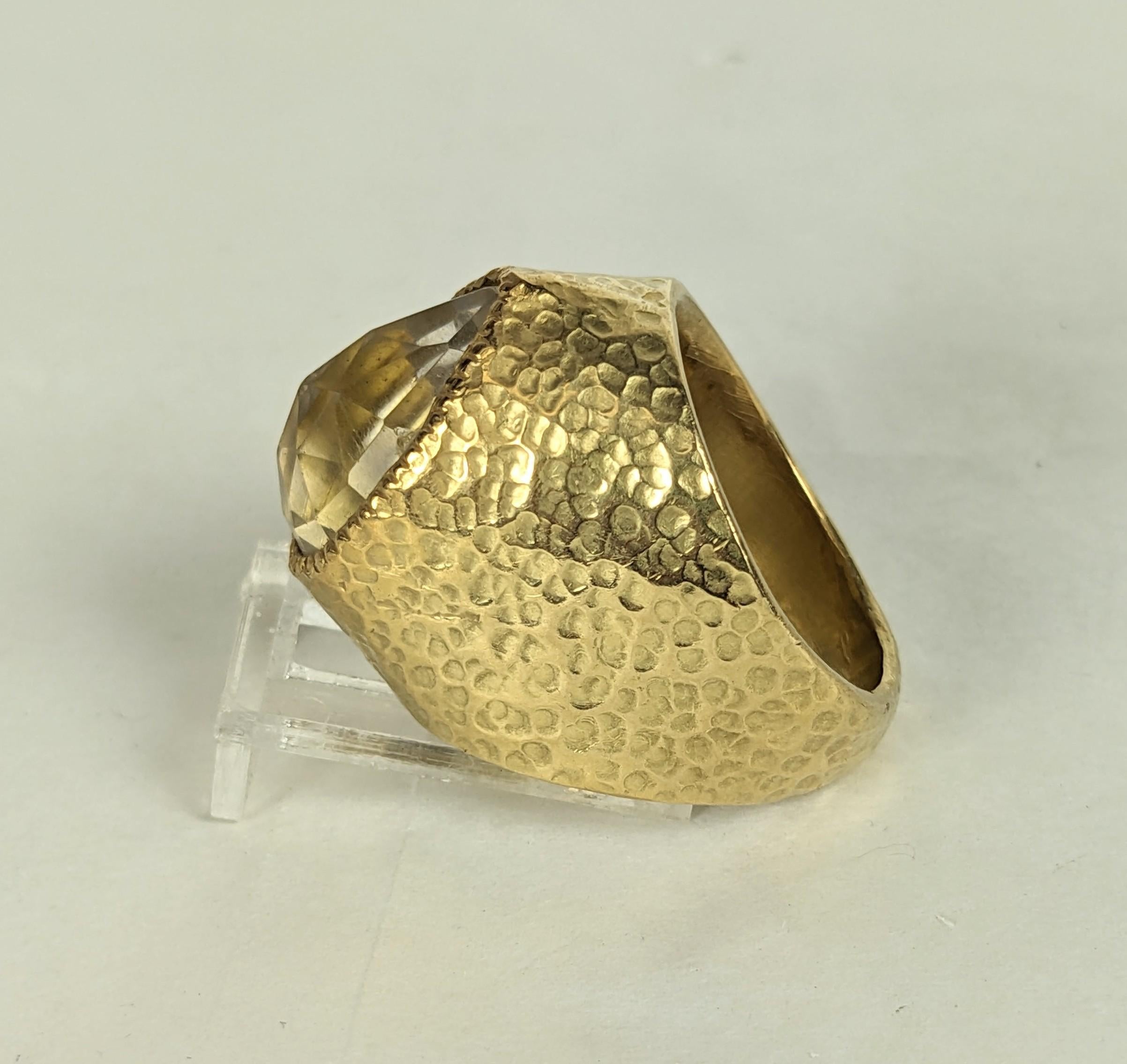Cocktailring mit facettiertem Birnen-Bergkristall in Gold gehämmert (Tropfenschliff) im Angebot