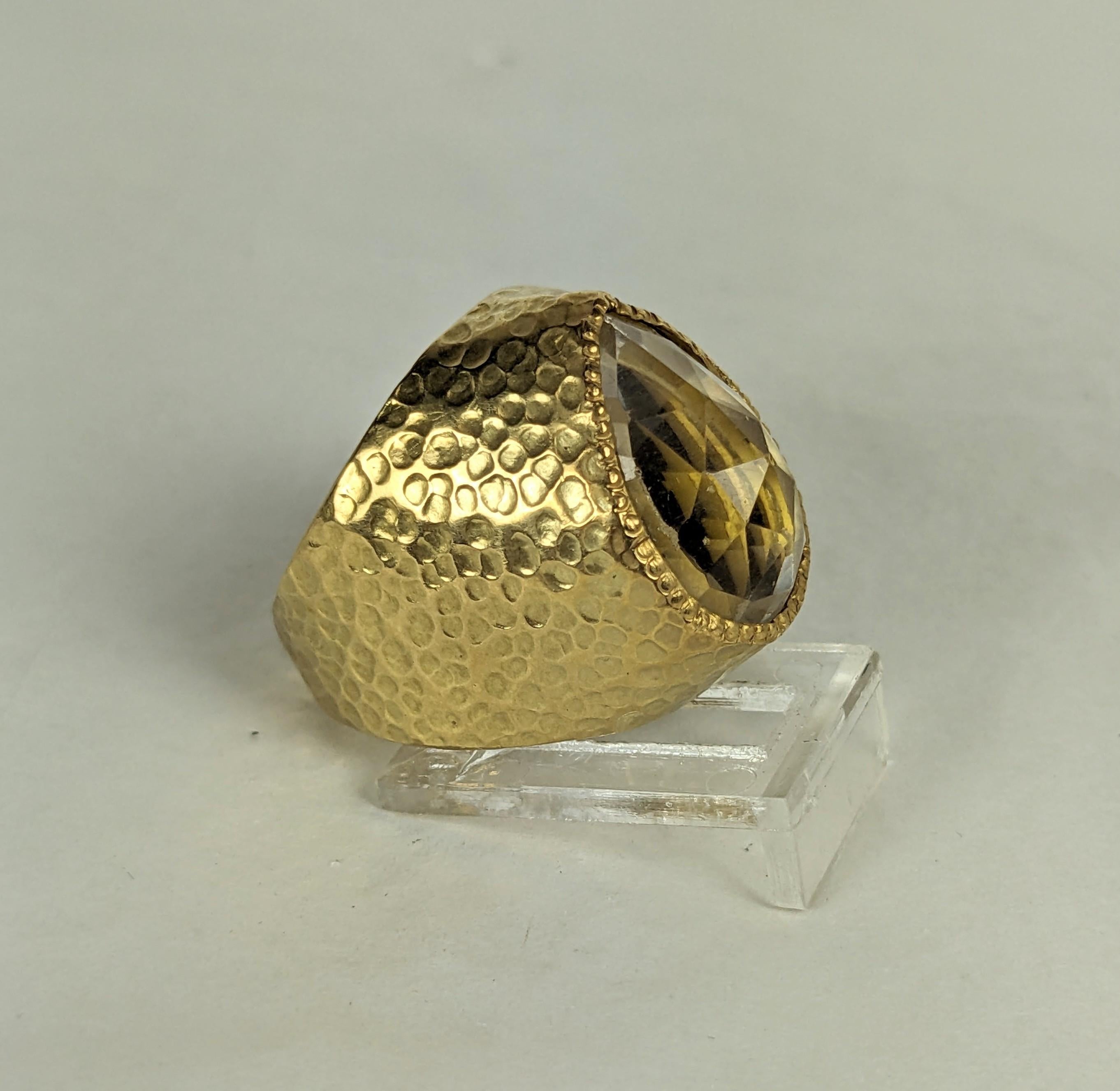 Cocktailring mit facettiertem Birnen-Bergkristall in Gold gehämmert im Zustand „Gut“ im Angebot in Riverdale, NY