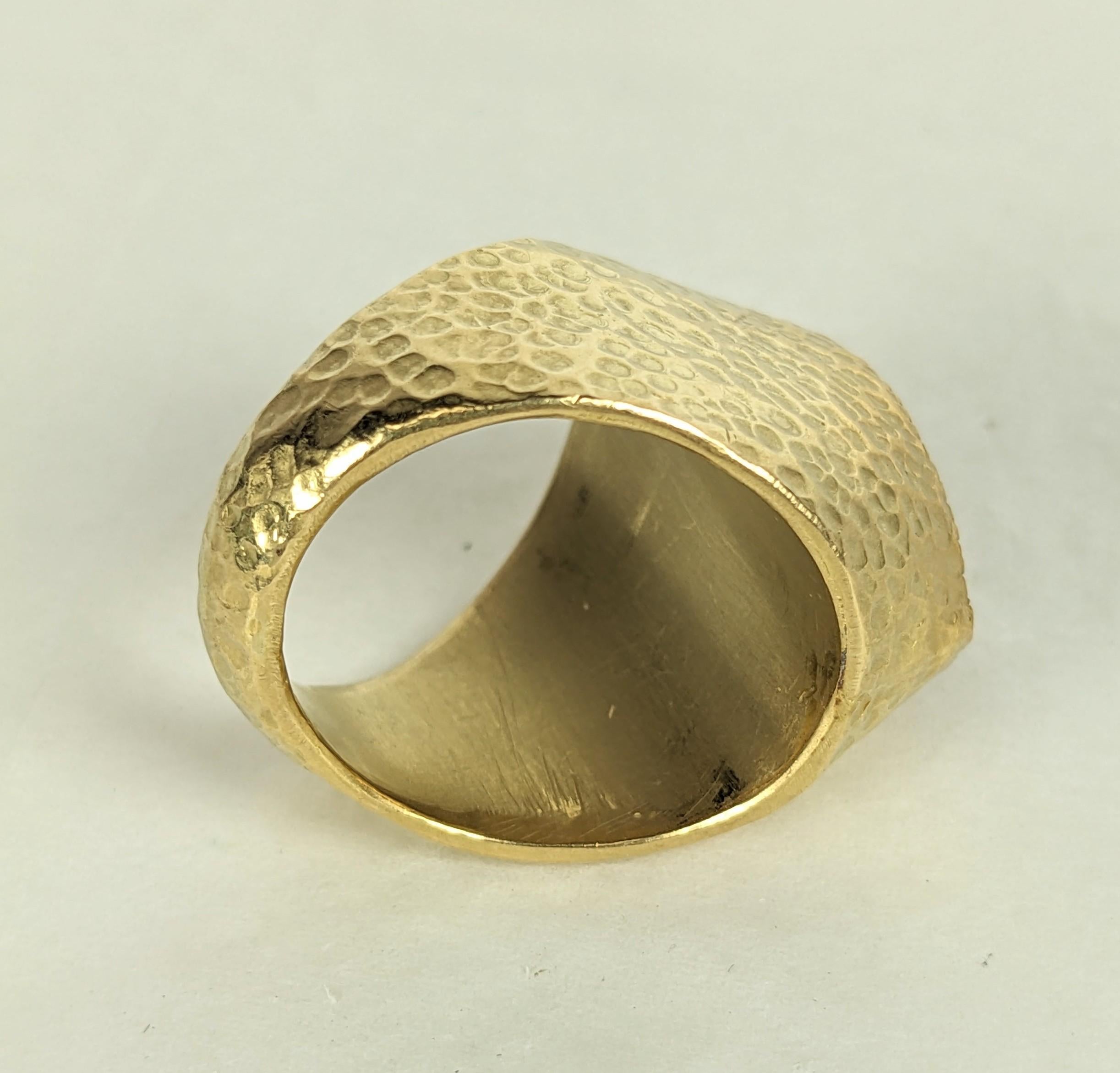Cocktailring mit facettiertem Birnen-Bergkristall in Gold gehämmert für Damen oder Herren im Angebot