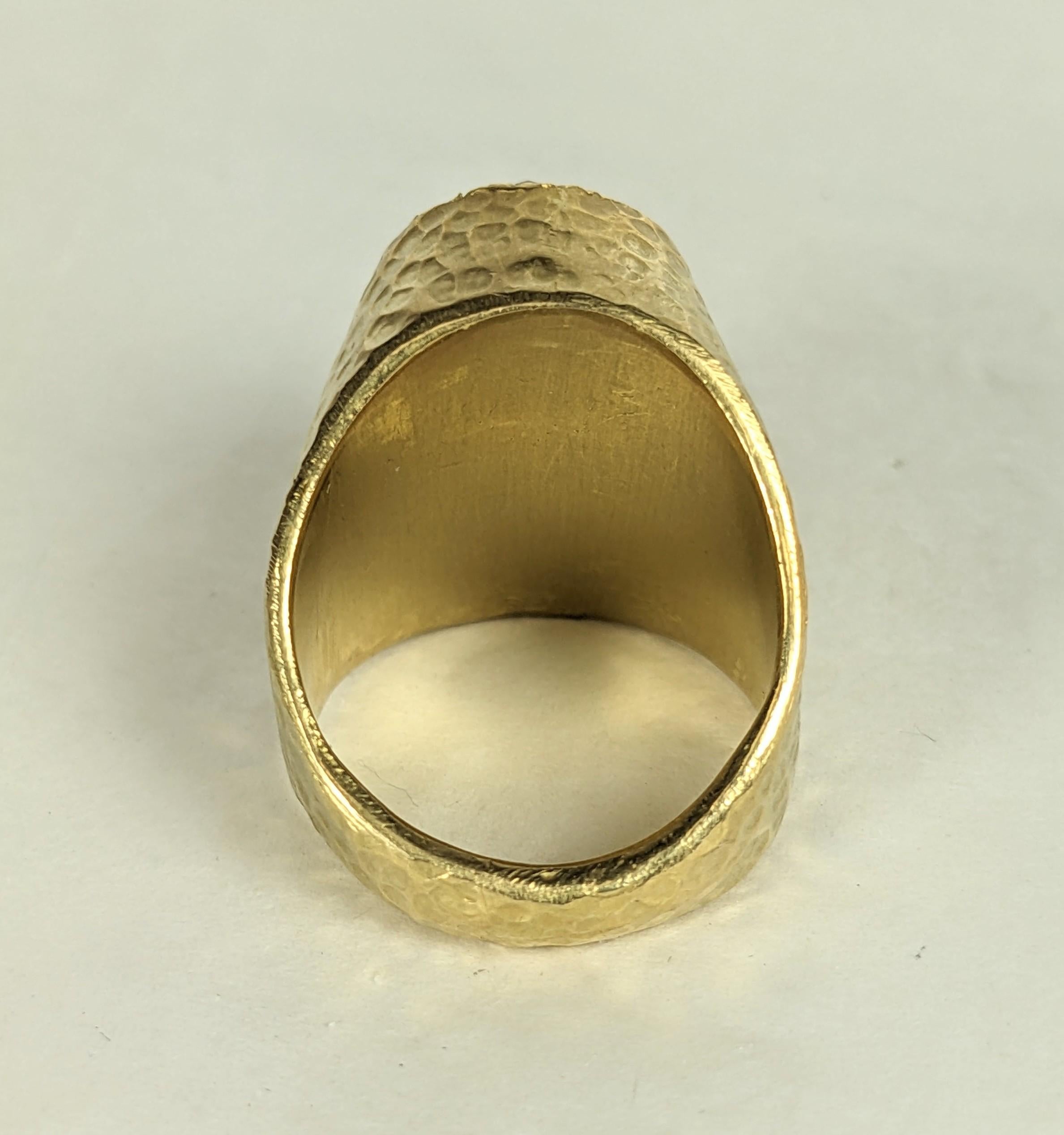 Cocktailring mit facettiertem Birnen-Bergkristall in Gold gehämmert im Angebot 1