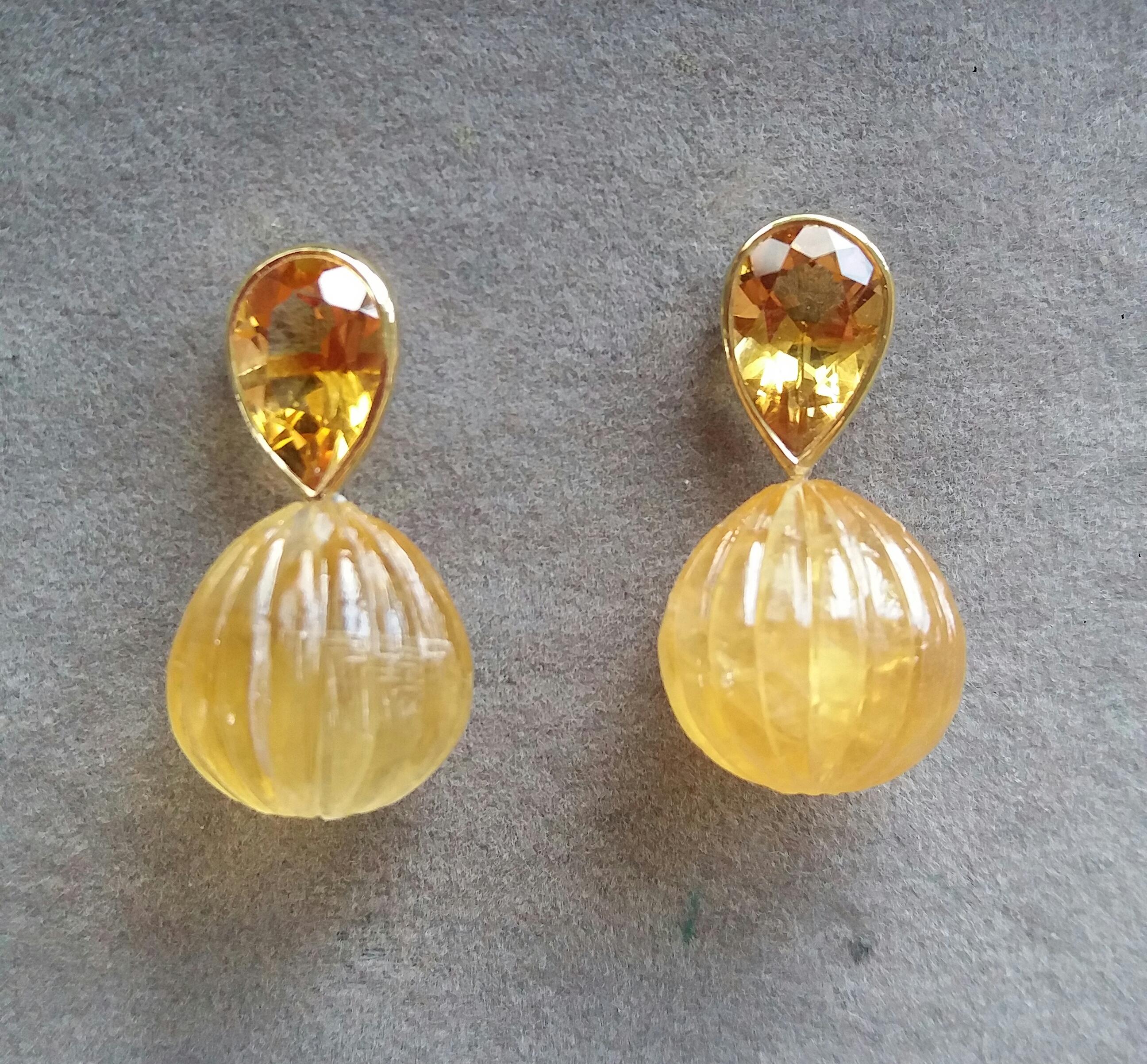 Diese einfachen, aber eleganten und komplett handgefertigten Ohrringe haben 2 birnenförmige, facettierte  Natürliche Citrine von 7 x 12 mm, gefasst in einer Lünette aus Gelbgold, an der oben 2  Gravierte runde Citrin-Tropfen mit den Maßen 15x15