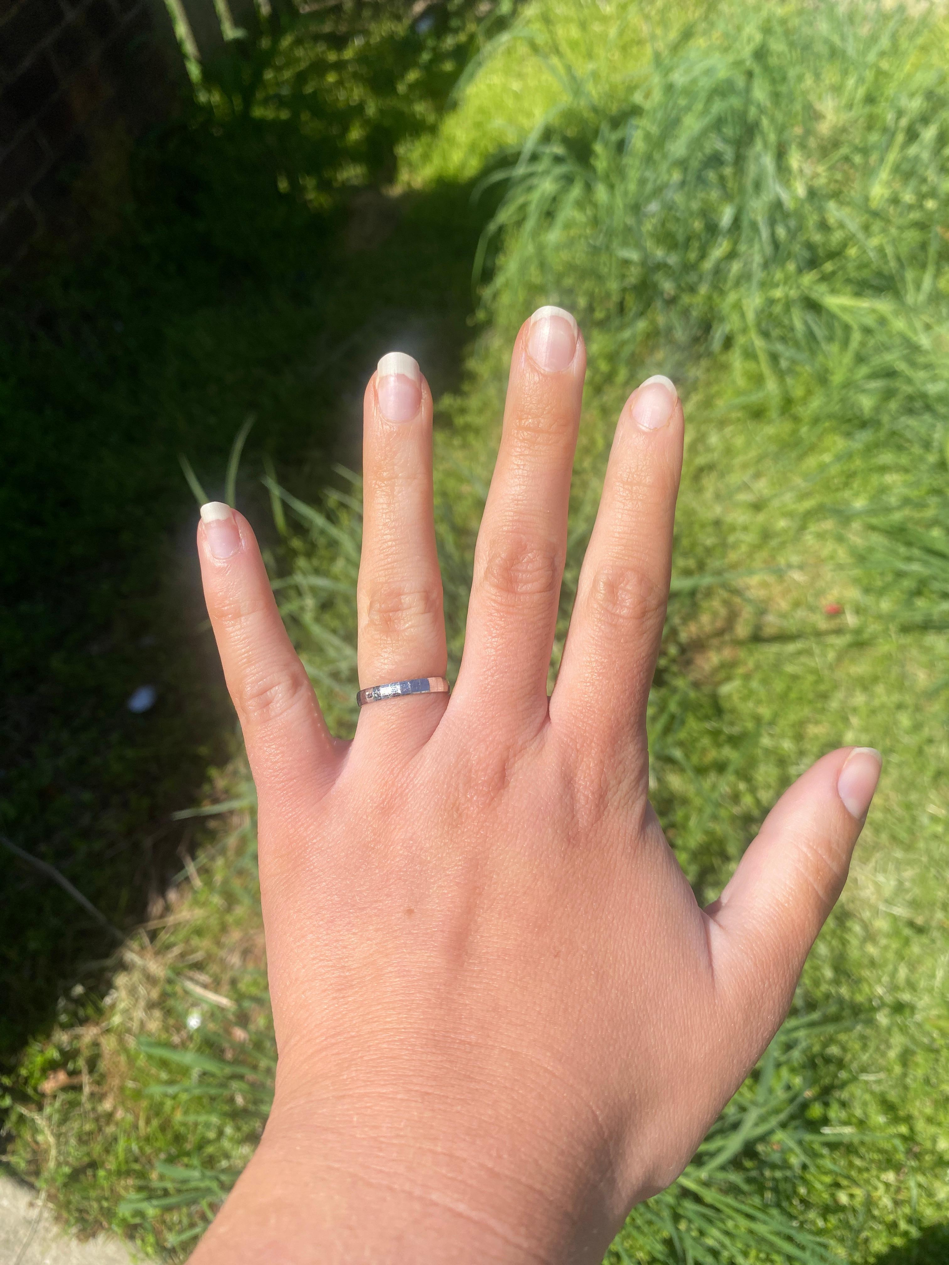 Alliance en platine à facettes, platine, bague en platine en vente 1