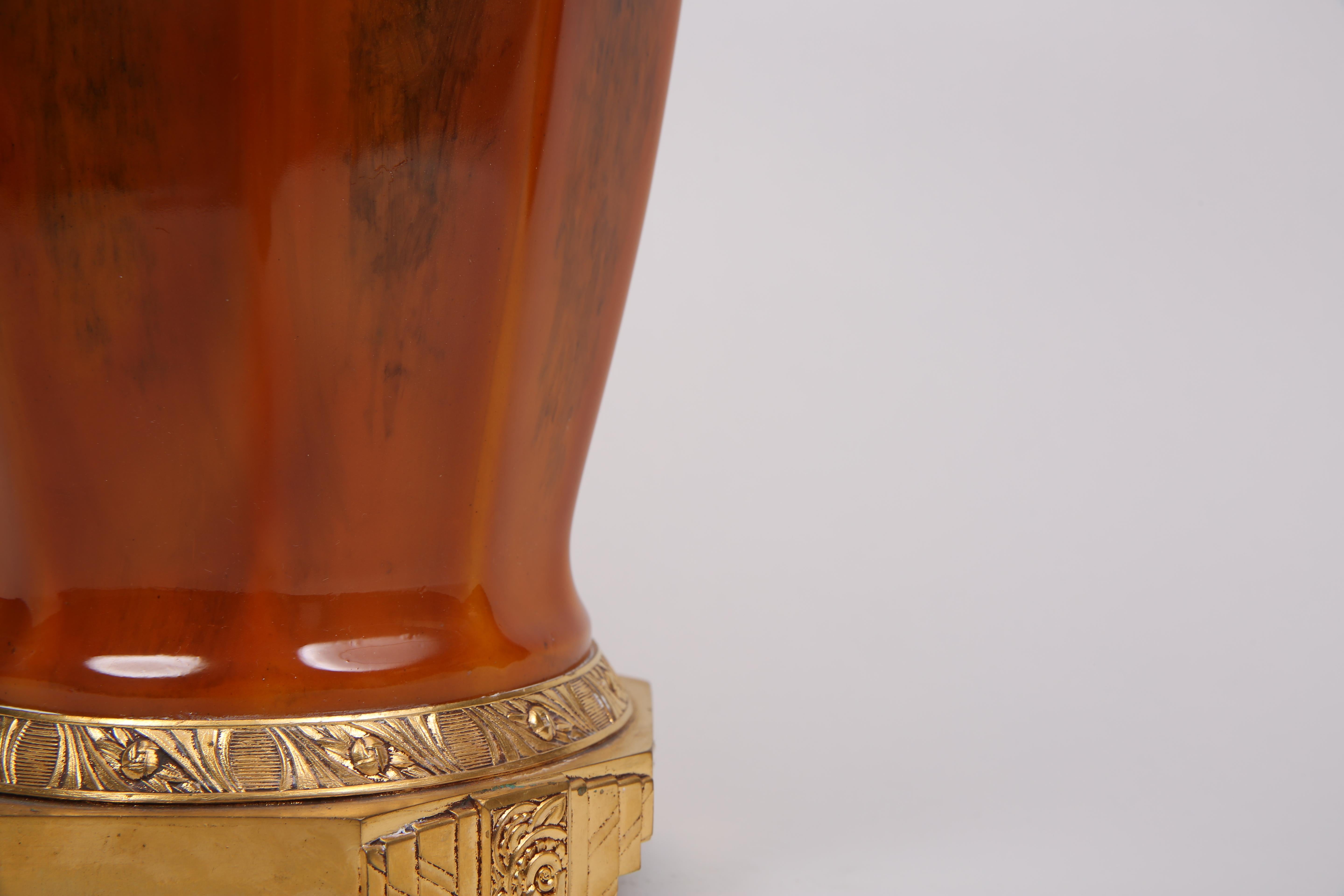 Vaso in porcellana sfaccettata dai colori caldi con dettagli in bronzo. Firmato M Sèvres

Francia, CIRCA 1930.
