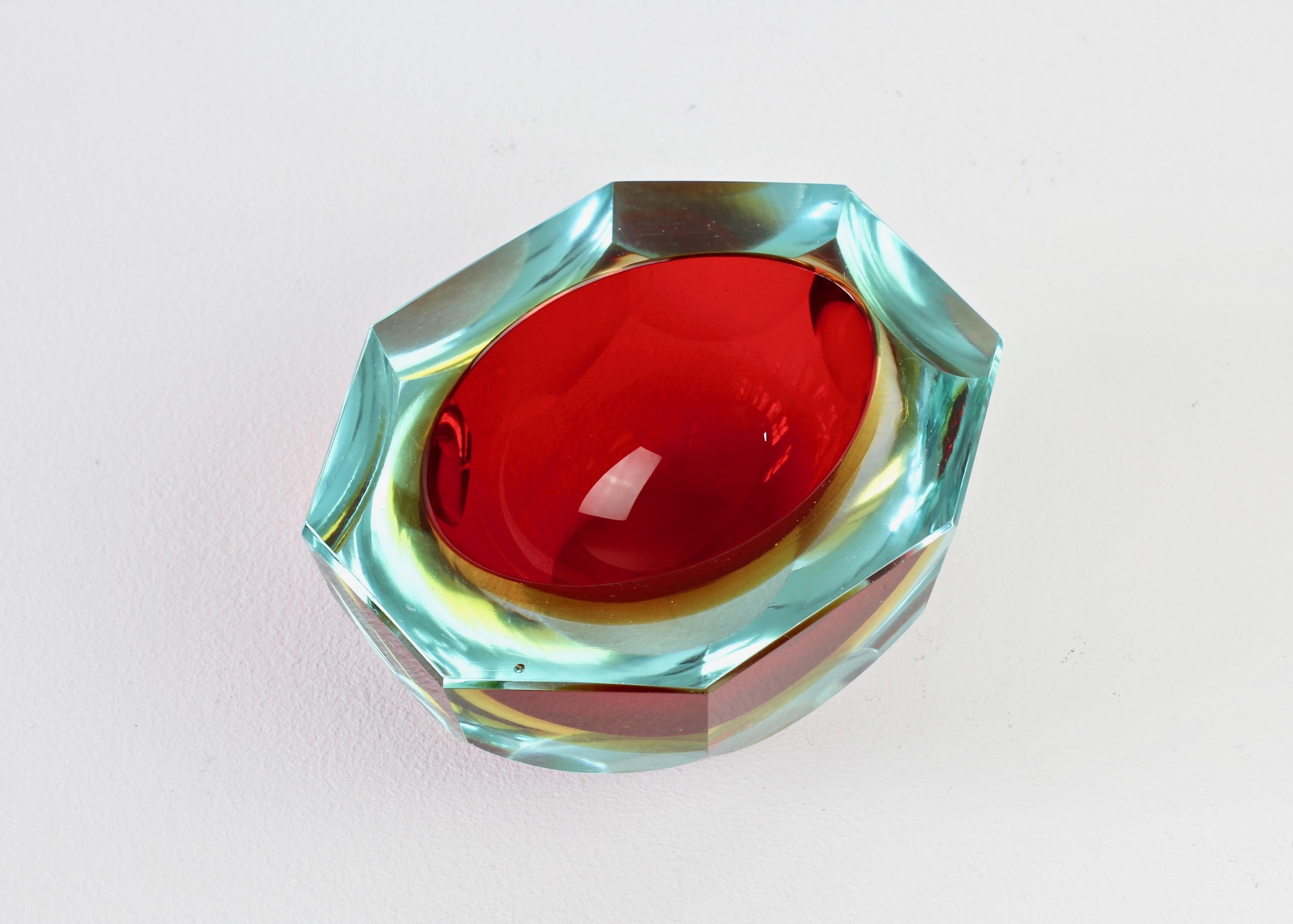 Faceted Red Murano Sommerso Diamond Cut Glass Bowl Attributed to Mandruzzato  For Sale 3