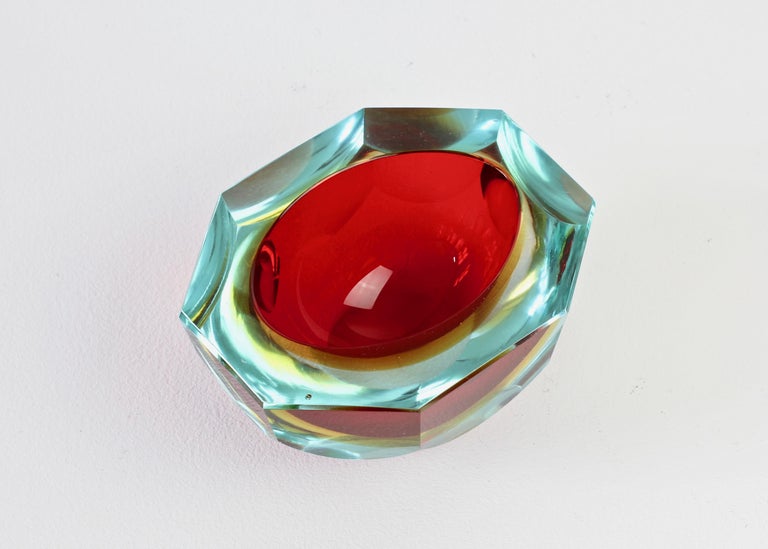 Faceted Red Murano Sommerso Diamond Cut Glass Bowl Attributed to Mandruzzato  For Sale 4
