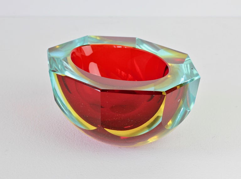 Faceted Red Murano Sommerso Diamond Cut Glass Bowl Attributed to Mandruzzato  In Good Condition For Sale In Landau an der Isar, Bayern