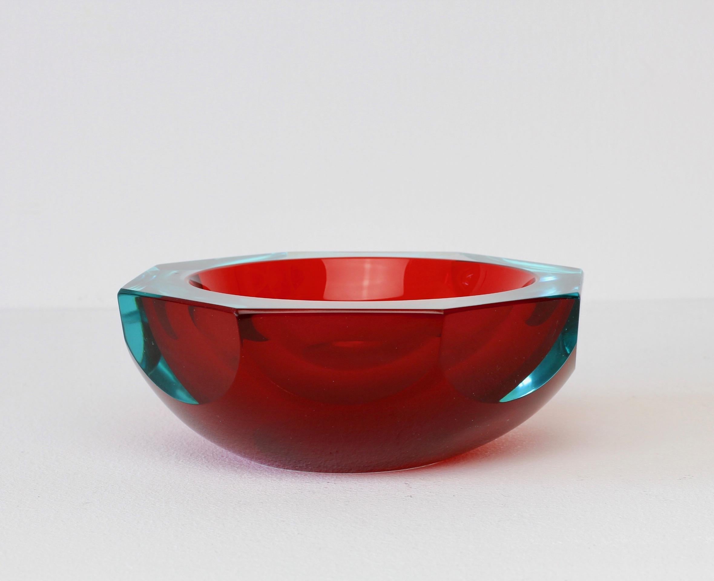 Faceted Red Murano Sommerso Diamond Cut Glass Bowl Attributed to Mandruzzato In Good Condition In Landau an der Isar, Bayern