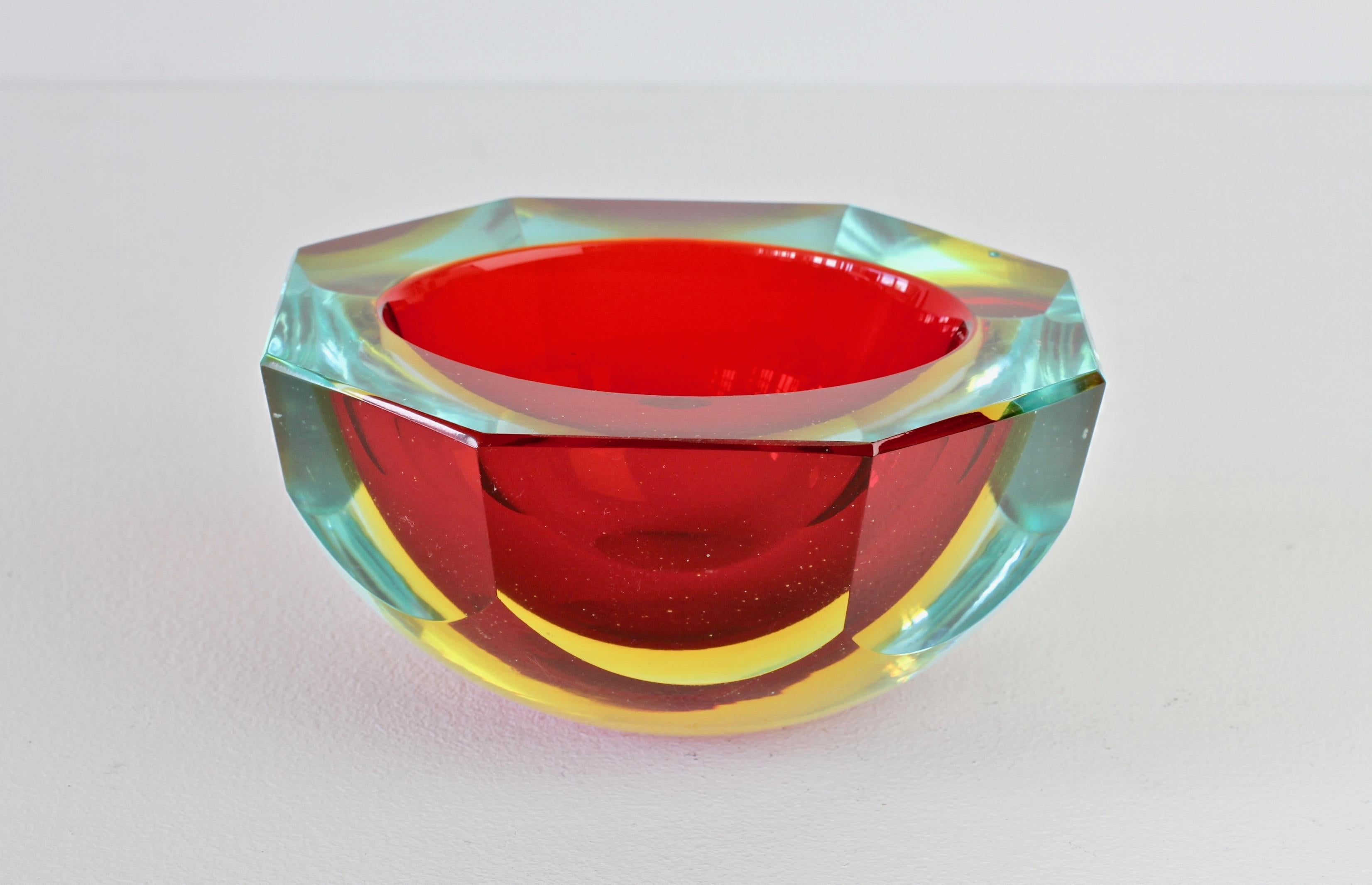 Faceted Red Murano Sommerso Diamond Cut Glass Bowl Attributed to Mandruzzato In Good Condition For Sale In Landau an der Isar, Bayern