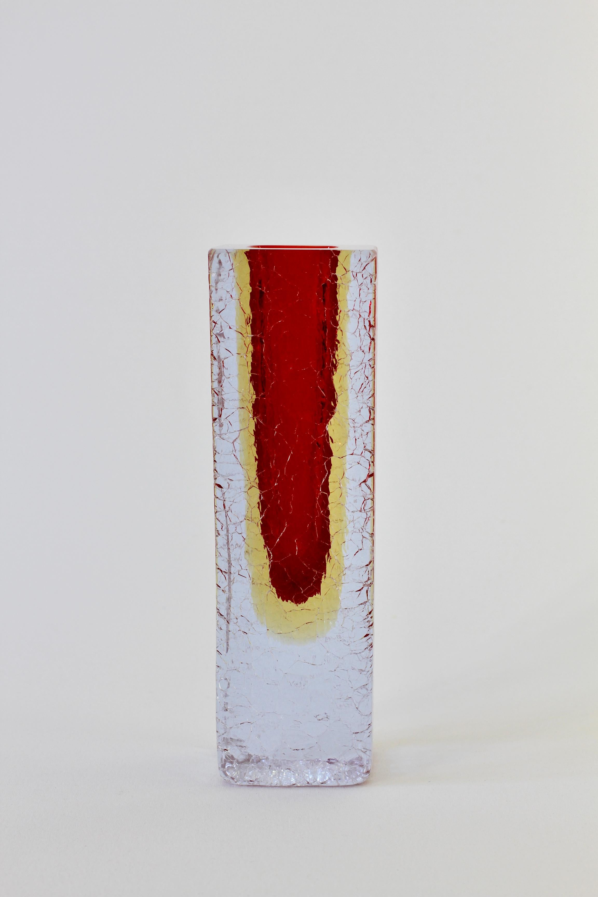 Wunderschöne italienische, venezianische Vase aus facettiertem Muranoglas, ca. 1960er Jahre. Eine seltene und absolut schöne Farbkombination aus rubinrotem, gelbem und helllila/klarem 'Sommerso' oder 'Submerged' Glas. Sie werden oft Flavio Poli für