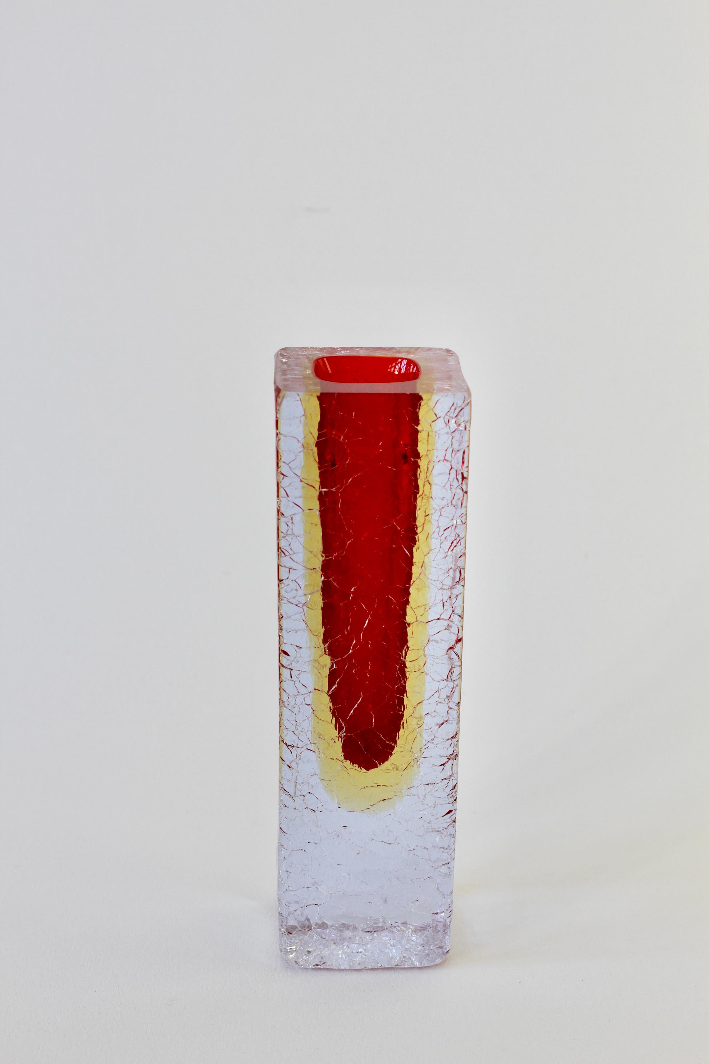 italien Vase en verre craquelé « Sommerso » de Murano rouge et jaune à facettes, vers les années 1960 en vente